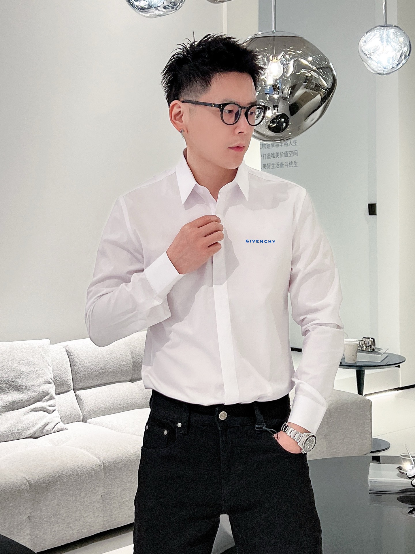 ￼ 纪梵希 最新款男士必备款衬衫，100%天然棉，舒服透气，原单狠货，原版面料，柔软舒适，上身高端又奢华
