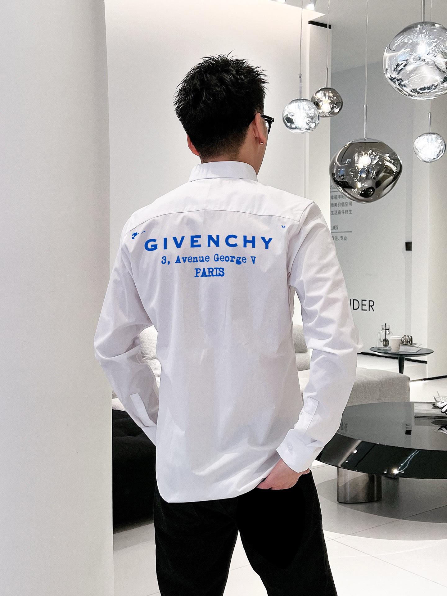 ￼ 纪梵希 最新款男士必备款衬衫，100%天然棉，舒服透气，原单狠货，原版面料，柔软舒适，上身高端又奢华