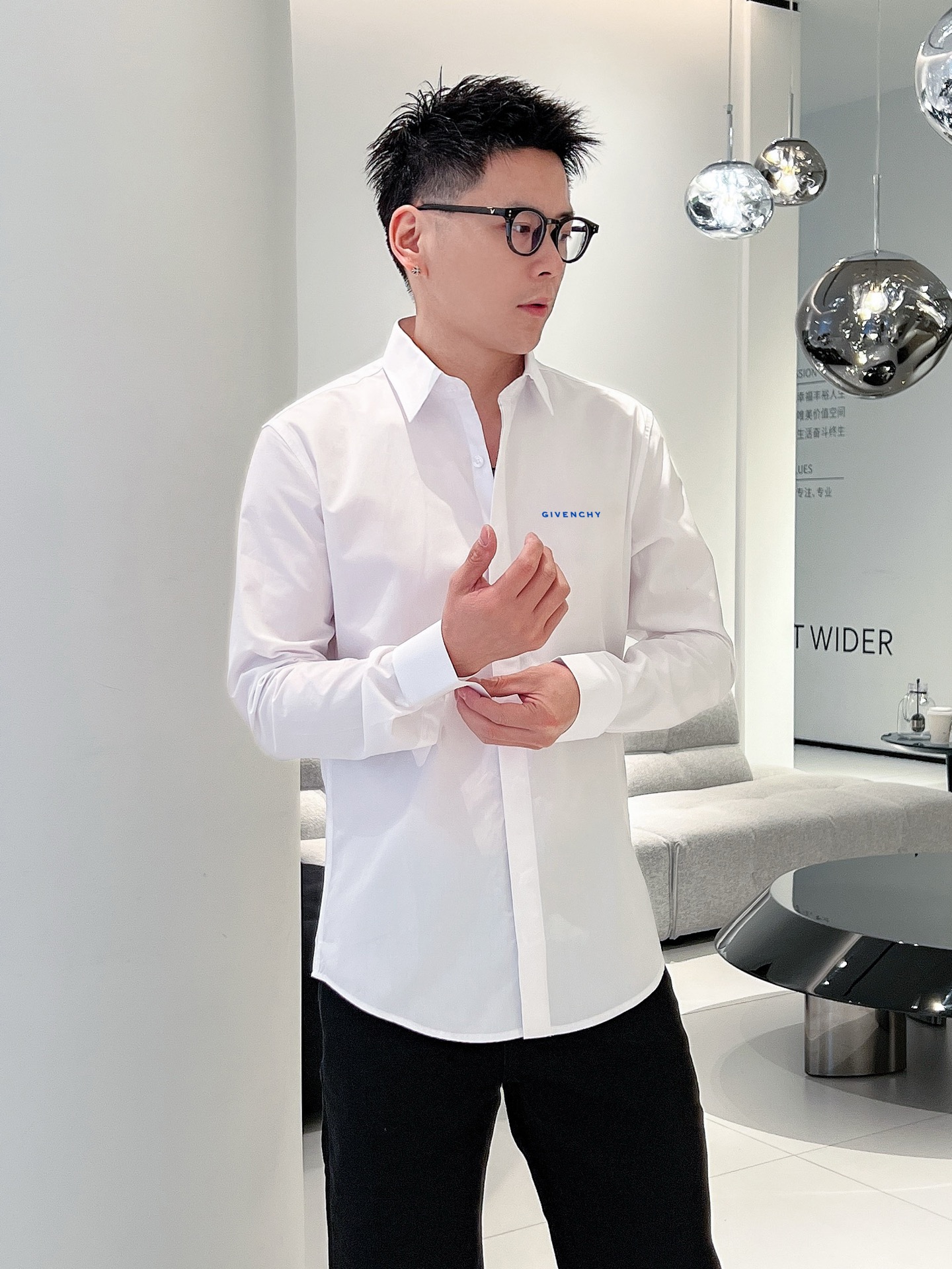 ￼ 纪梵希 最新款男士必备款衬衫，100%天然棉，舒服透气，原单狠货，原版面料，柔软舒适，上身高端又奢华