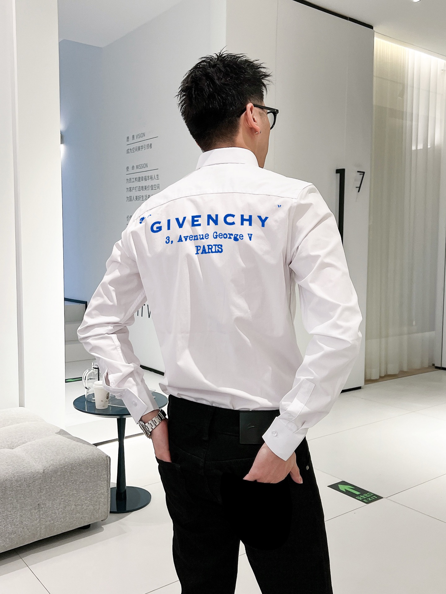 ￼ 纪梵希 最新款男士必备款衬衫，100%天然棉，舒服透气，原单狠货，原版面料，柔软舒适，上身高端又奢华