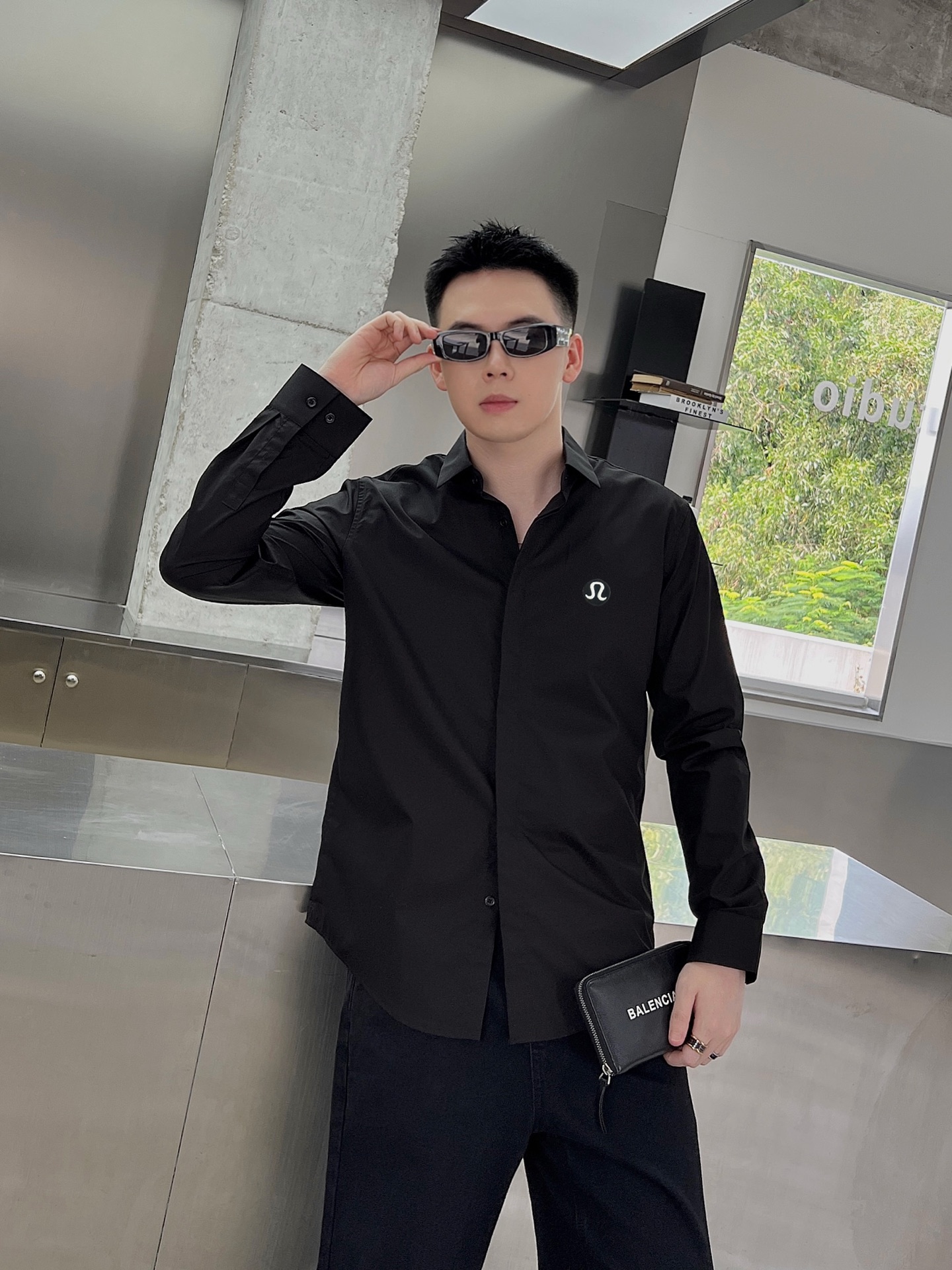 ￼ ￼ ￼ ￼ LULU 专柜最新款男士必备款长袖衬衫，100%天然棉，舒服透气，原单狠货，原版面料，柔