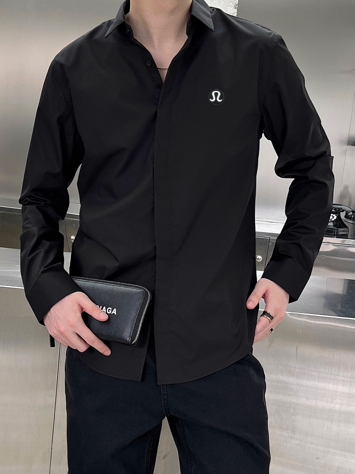 ￼ ￼ ￼ ￼ LULU 专柜最新款男士必备款长袖衬衫，100%天然棉，舒服透气，原单狠货，原版面料，柔