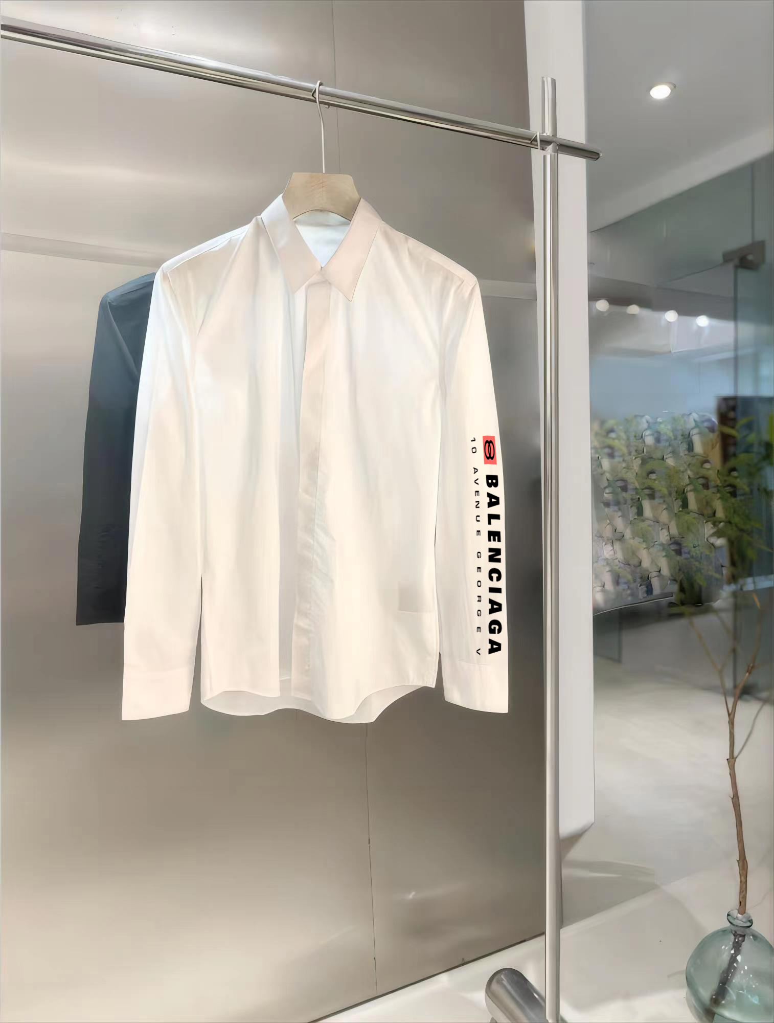 ￼ 巴黎世家 最新款男士必备款衬衫，100%天然棉，舒服透气，原单狠货，原版面料，柔软舒适，上身高端又奢