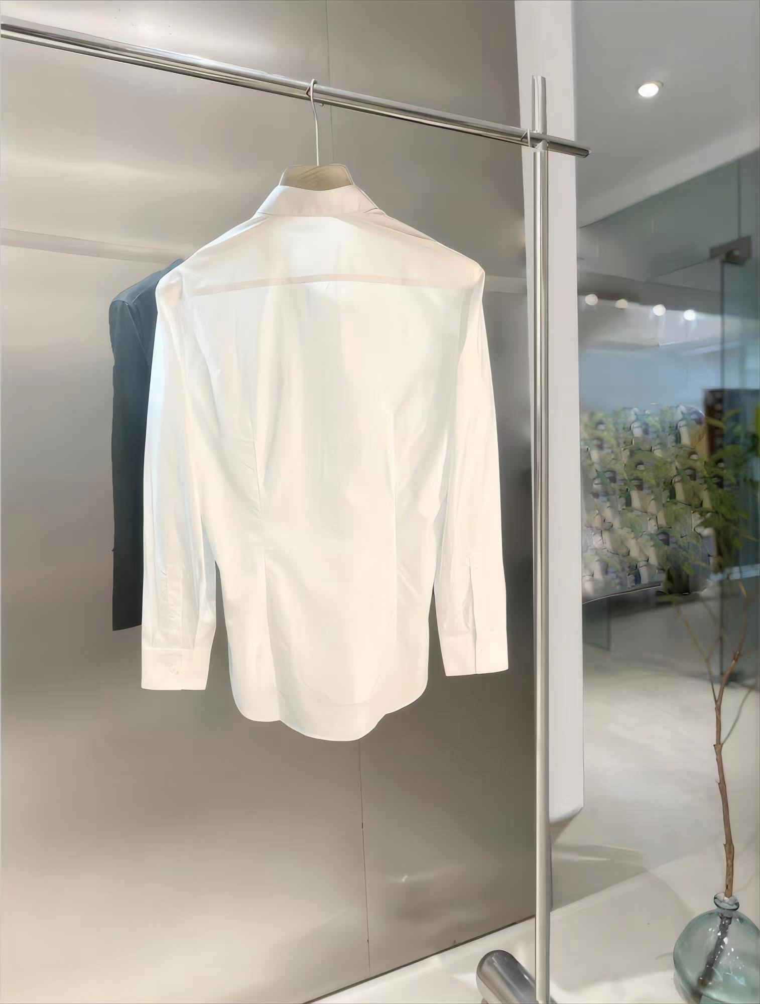 ￼ 巴黎世家 最新款男士必备款衬衫，100%天然棉，舒服透气，原单狠货，原版面料，柔软舒适，上身高端又奢