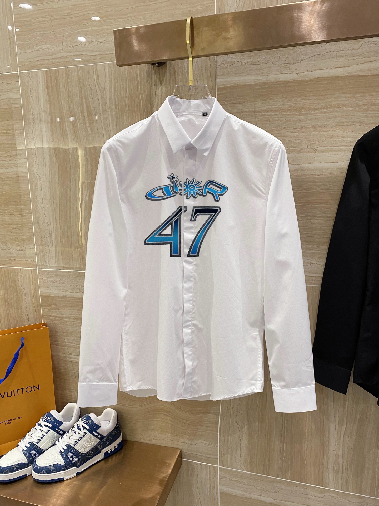 迪奥 最新款男士必备款衬衫，100%天然棉，舒服透气，原单狠货，原版面料，柔软舒适，上身高端又奢华，足够