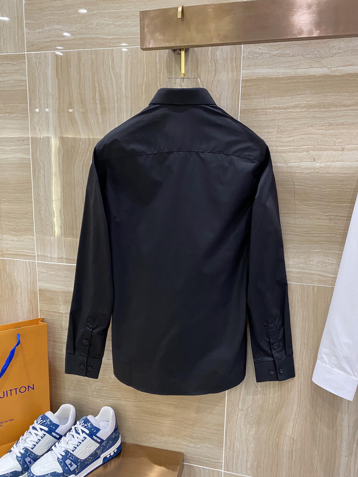 迪奥 最新款男士必备款衬衫，100%天然棉，舒服透气，原单狠货，原版面料，柔软舒适，上身高端又奢华，足够