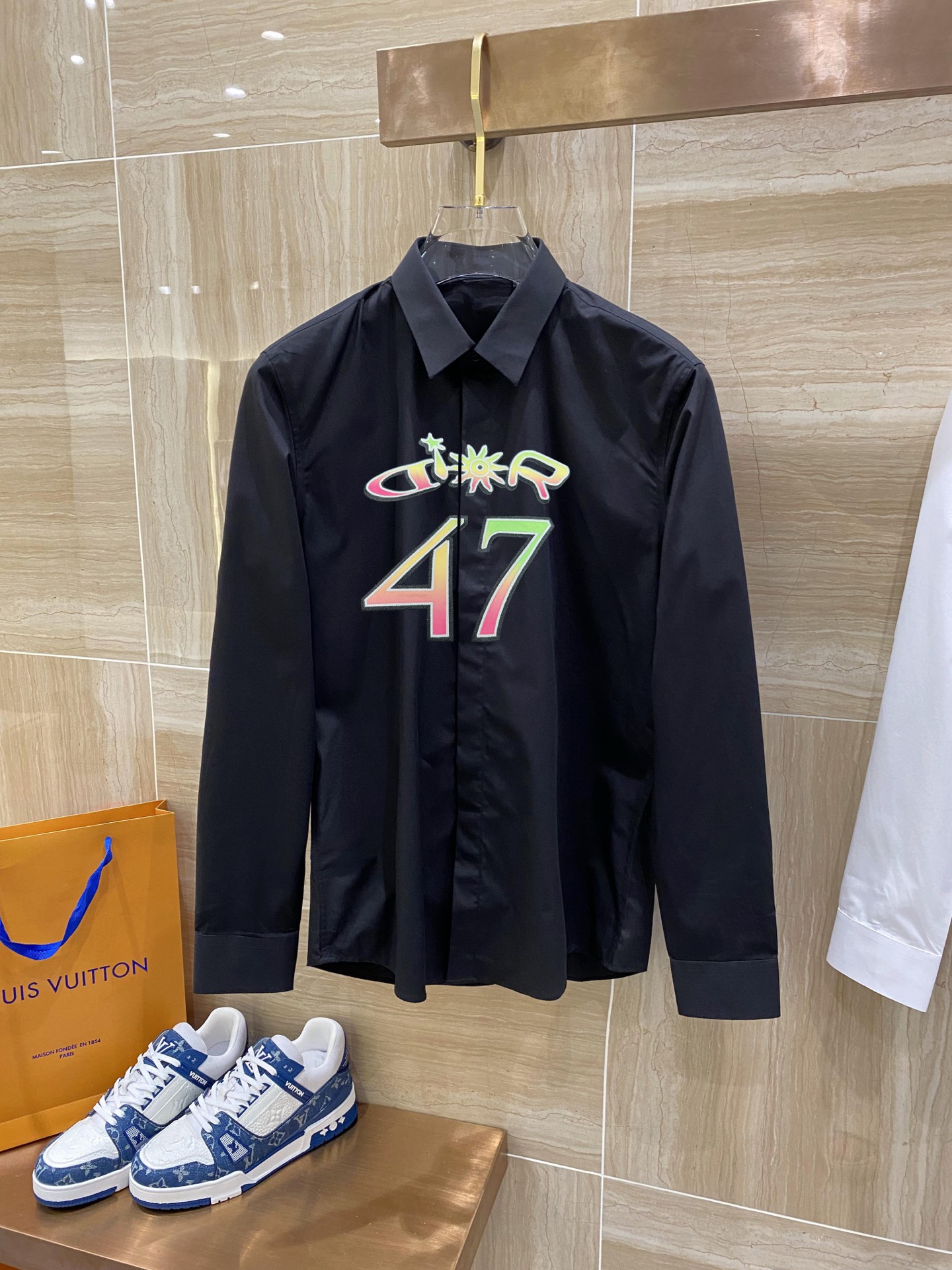 迪奥 最新款男士必备款衬衫，100%天然棉，舒服透气，原单狠货，原版面料，柔软舒适，上身高端又奢华，足够