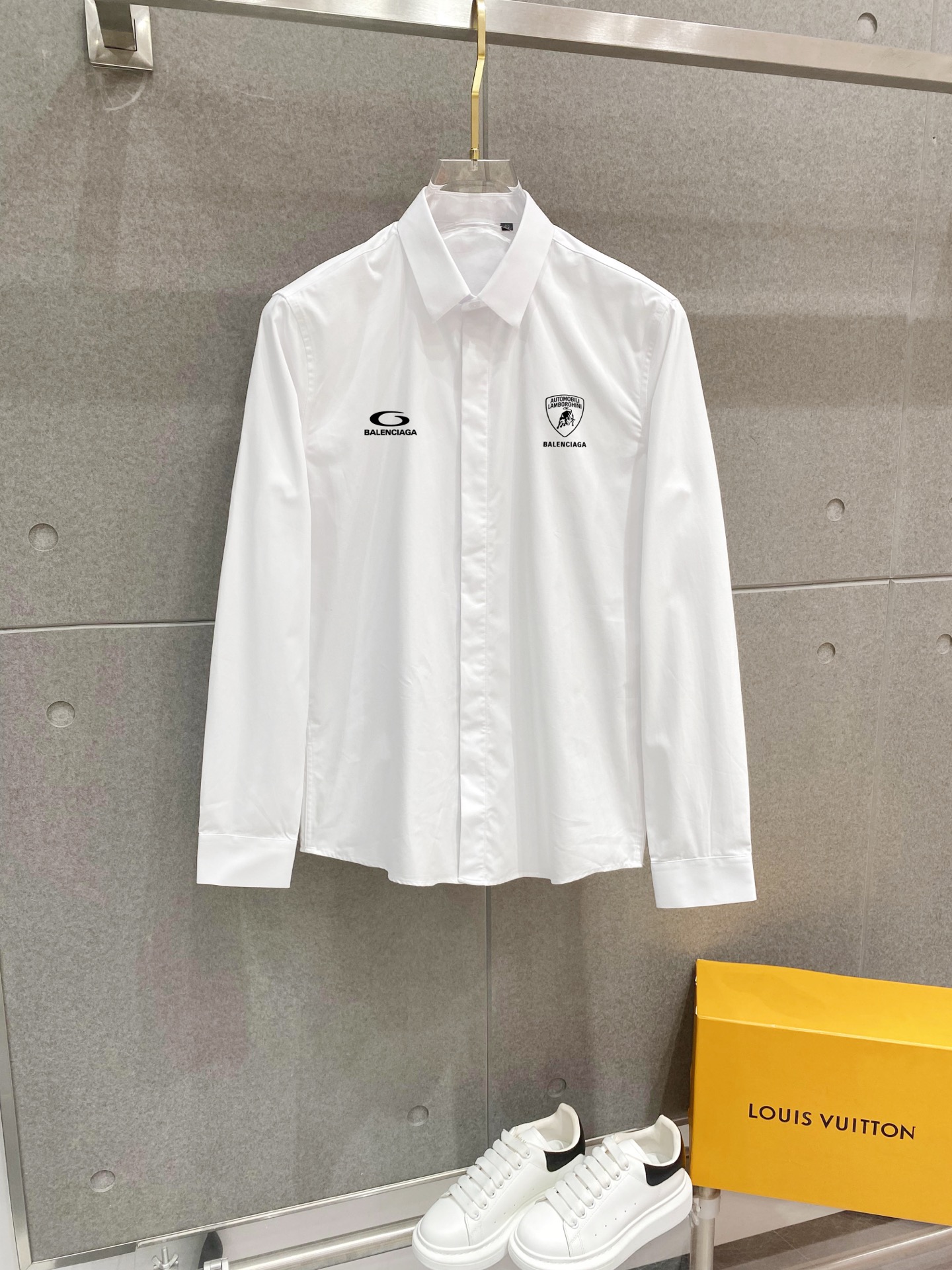 ￼ 巴黎世家 最新款男士必备款衬衫，100%天然棉，舒服透气，原单狠货，原版面料，柔软舒适，上身高端又奢