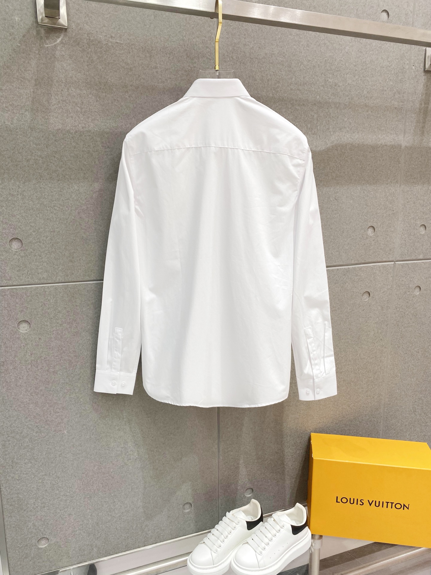 ￼ 巴黎世家 最新款男士必备款衬衫，100%天然棉，舒服透气，原单狠货，原版面料，柔软舒适，上身高端又奢