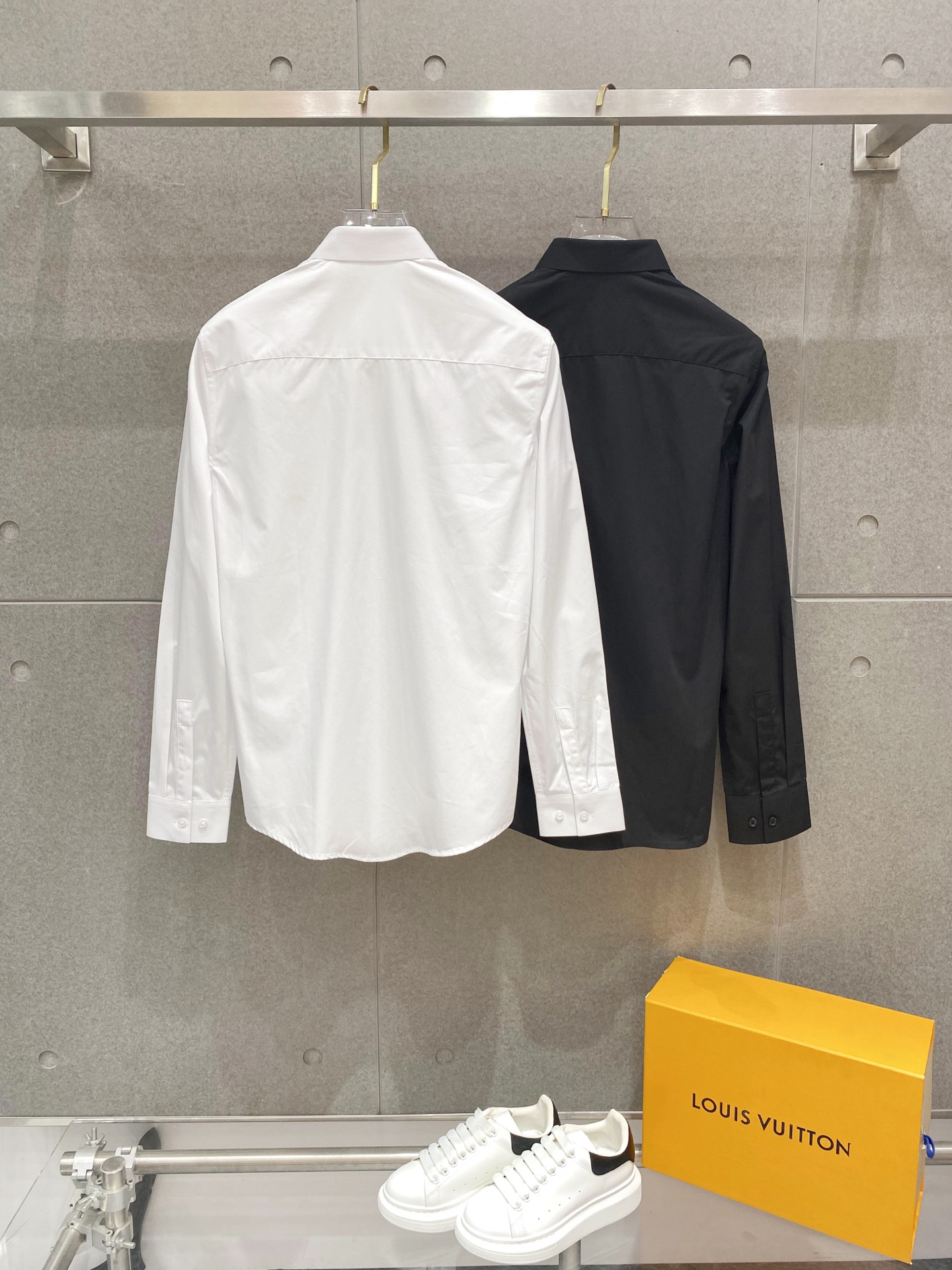 ￼ 巴黎世家 最新款男士必备款衬衫，100%天然棉，舒服透气，原单狠货，原版面料，柔软舒适，上身高端又奢