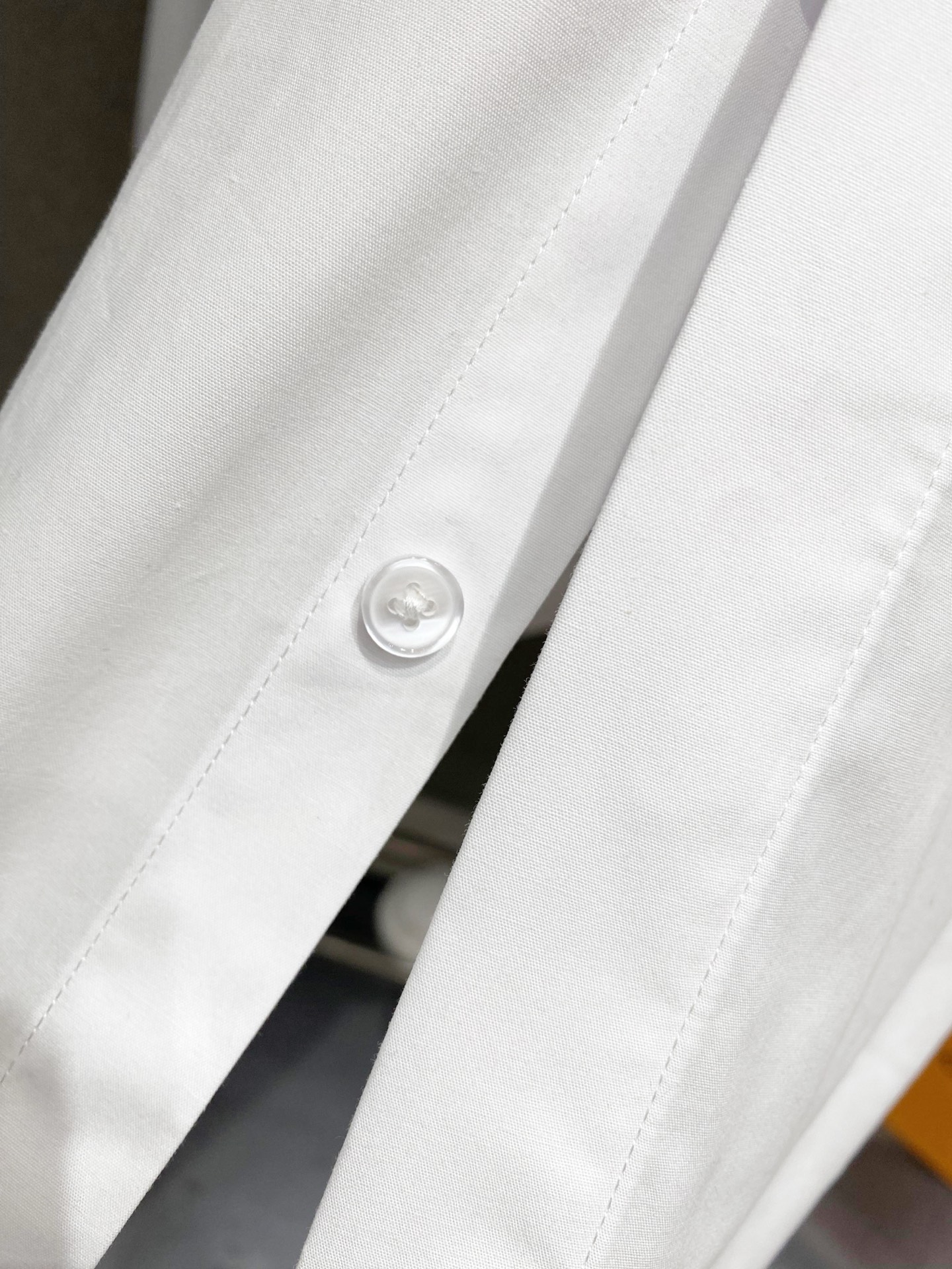 ￼ 巴黎世家 最新款男士必备款衬衫，100%天然棉，舒服透气，原单狠货，原版面料，柔软舒适，上身高端又奢