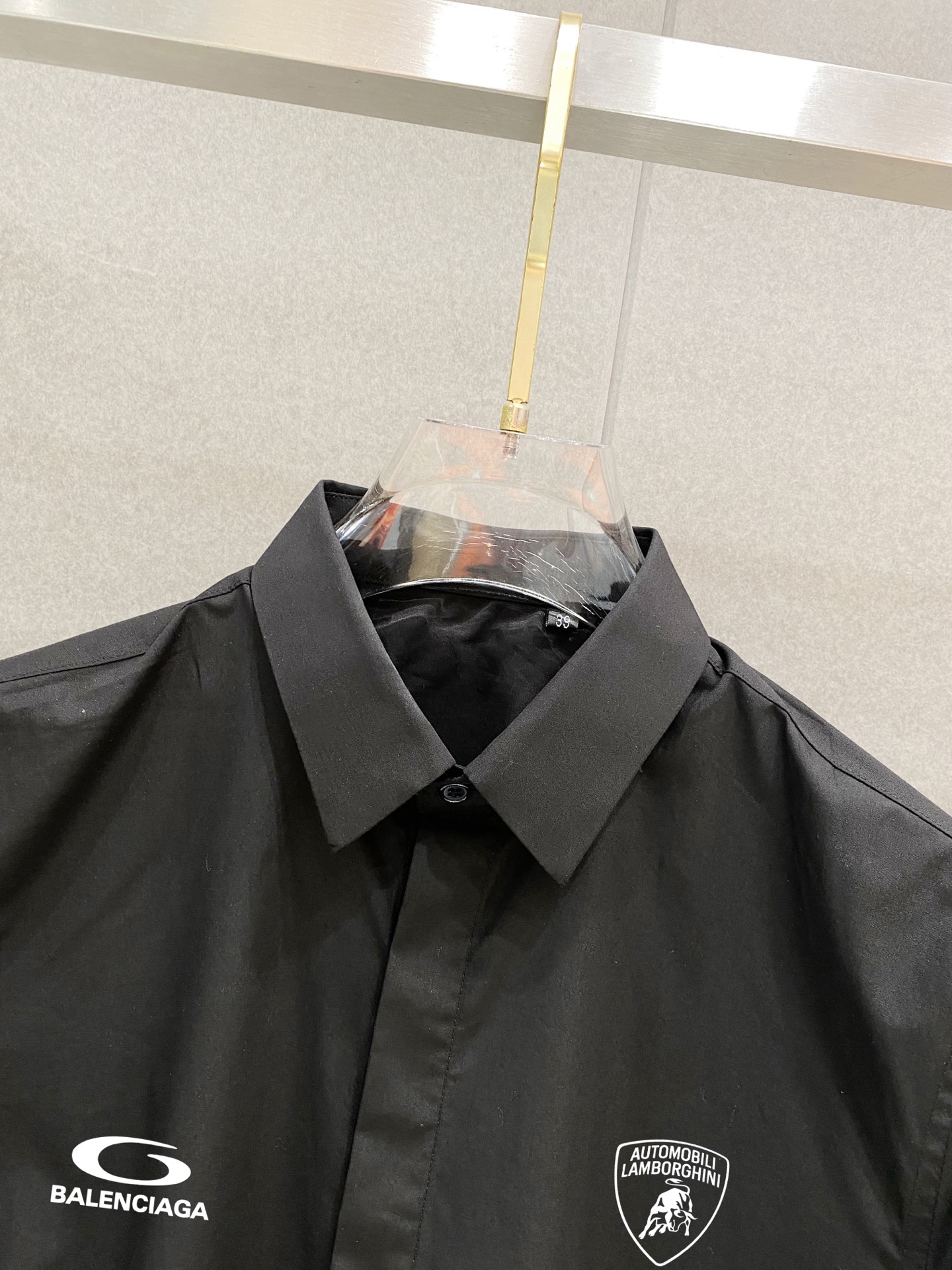 ￼ 巴黎世家 最新款男士必备款衬衫，100%天然棉，舒服透气，原单狠货，原版面料，柔软舒适，上身高端又奢