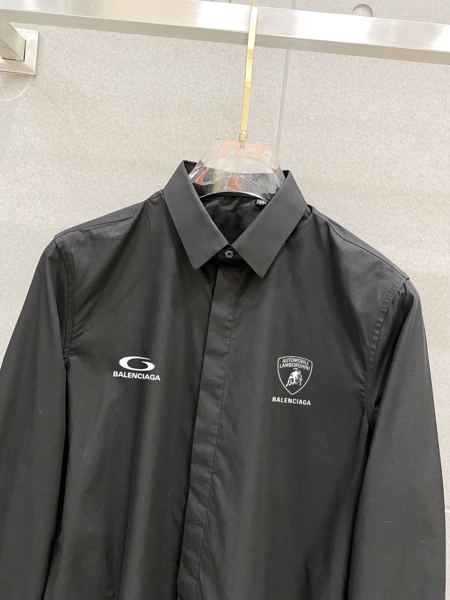 ￼ 巴黎世家 最新款男士必备款衬衫，100%天然棉，舒服透气，原单狠货，原版面料，柔软舒适，上身高端又奢