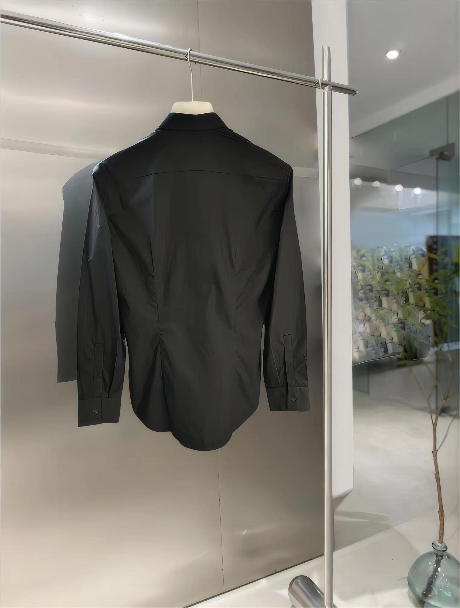 ￼        巴黎世家  最新款男士必备款衬衫，100%天然棉，舒服透气，原单狠货，原版面料，柔软舒