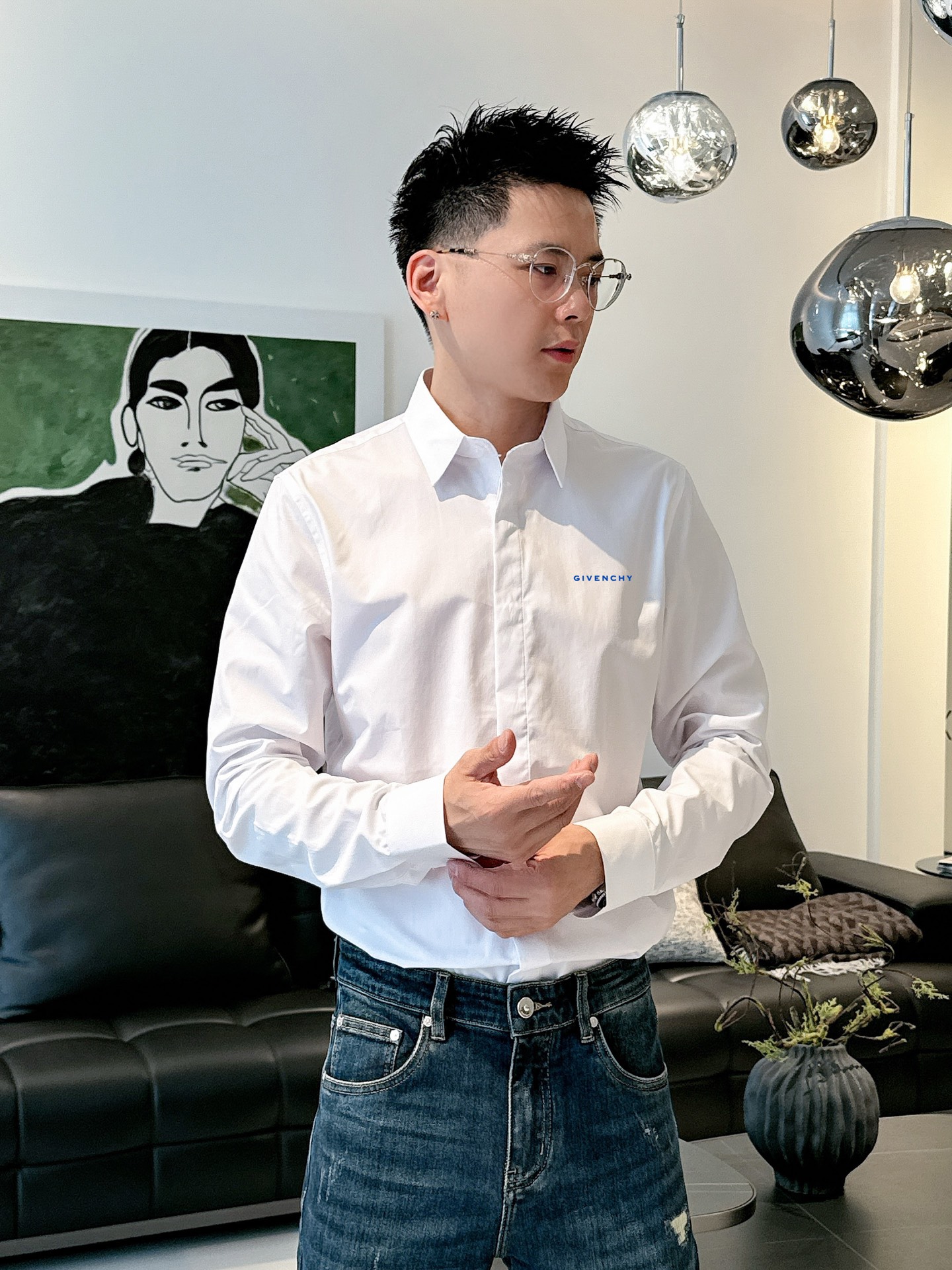 ￼        纪梵希   最新款男士必备款衬衫，100%天然棉，舒服透气，原单狠货，原版面料，柔软舒