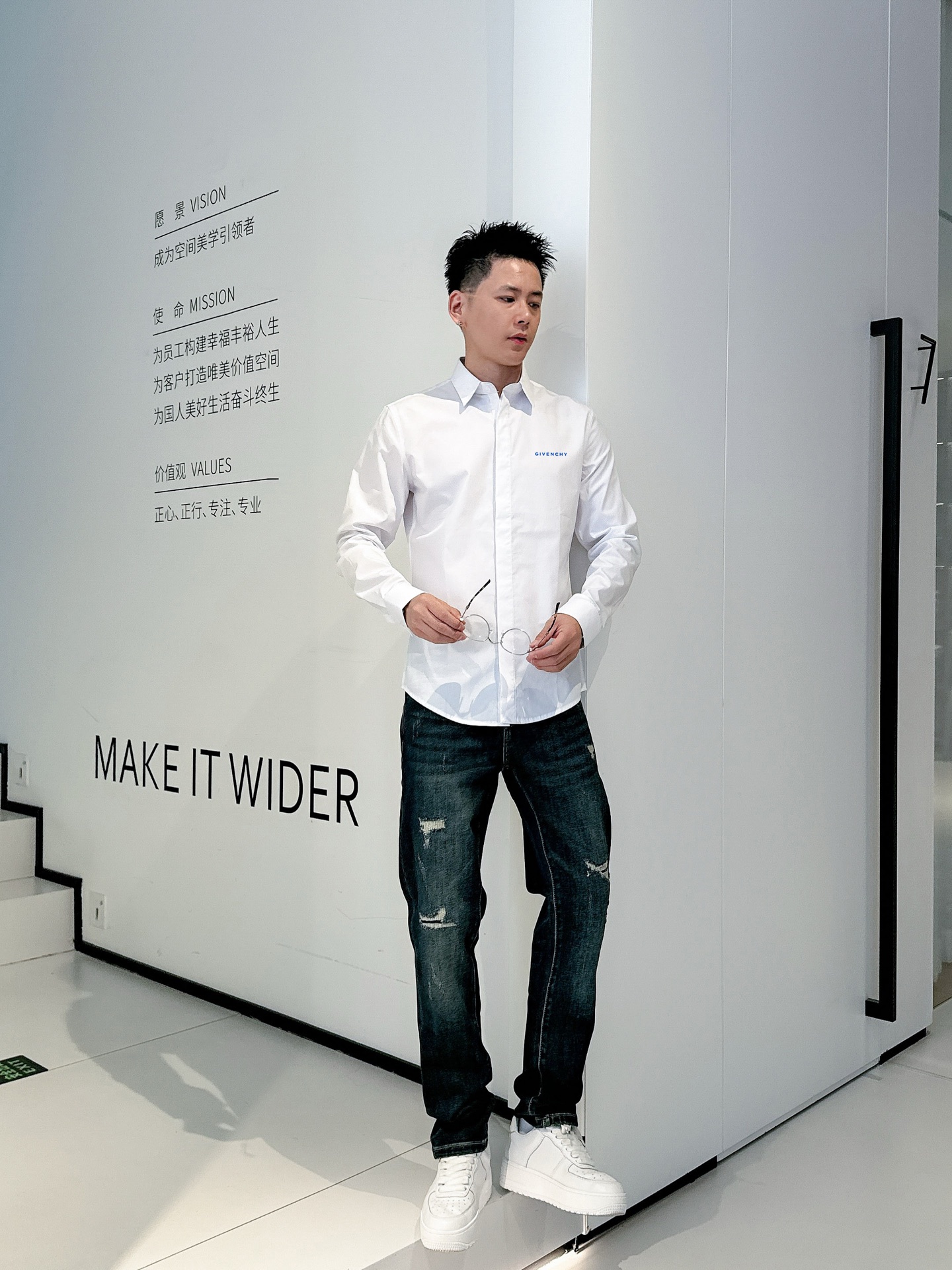 ￼        纪梵希   最新款男士必备款衬衫，100%天然棉，舒服透气，原单狠货，原版面料，柔软舒