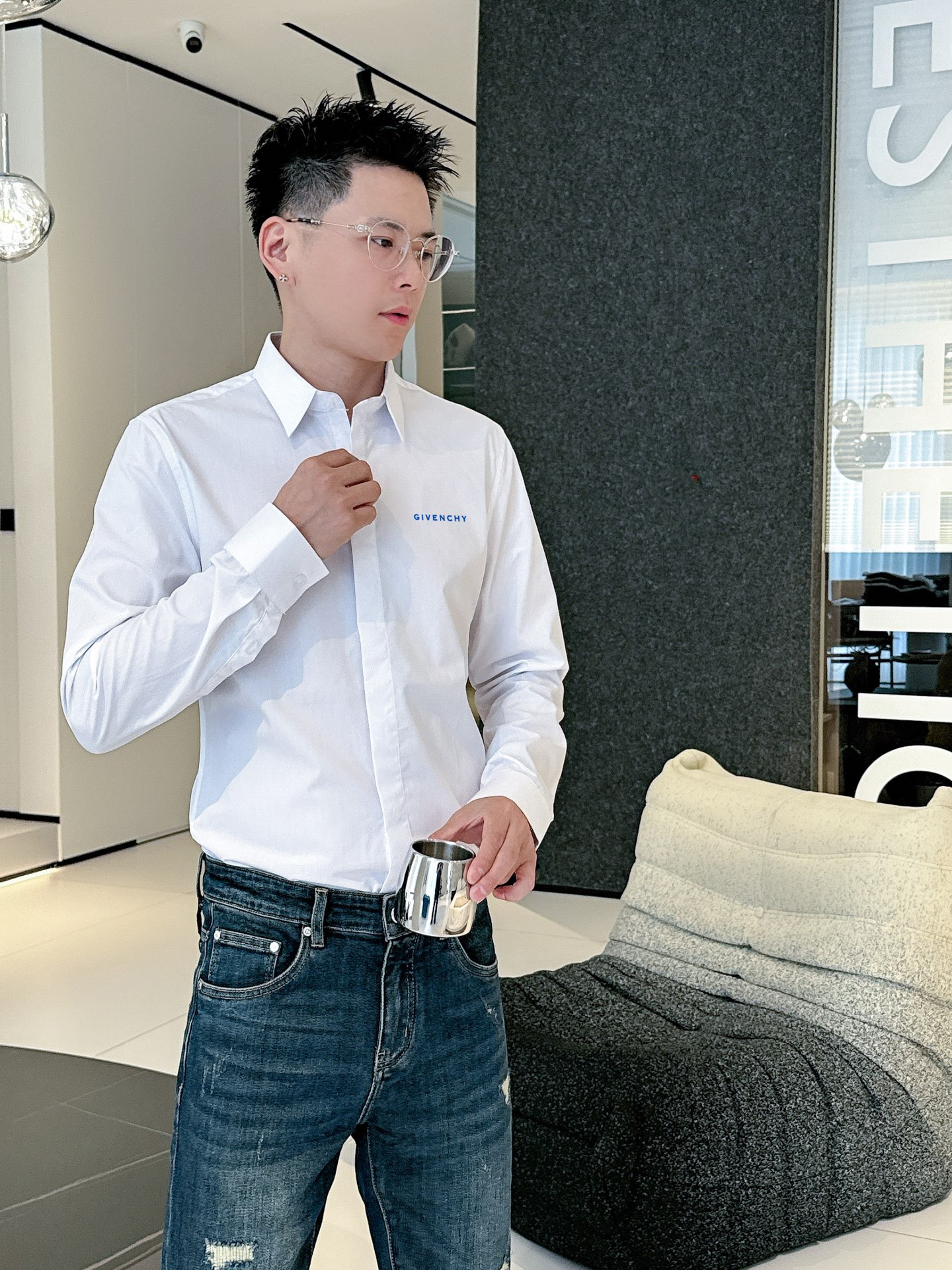 ￼        纪梵希   最新款男士必备款衬衫，100%天然棉，舒服透气，原单狠货，原版面料，柔软舒