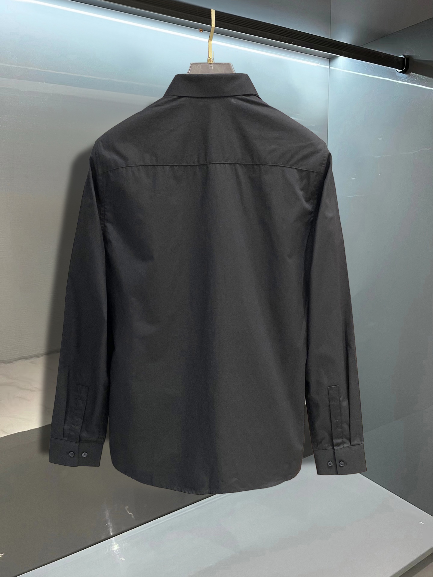 ￼ Celine 最新款男士必备款衬衫，100%天然棉，舒服透气，原单狠货，原版面料，柔软舒适，上身高端