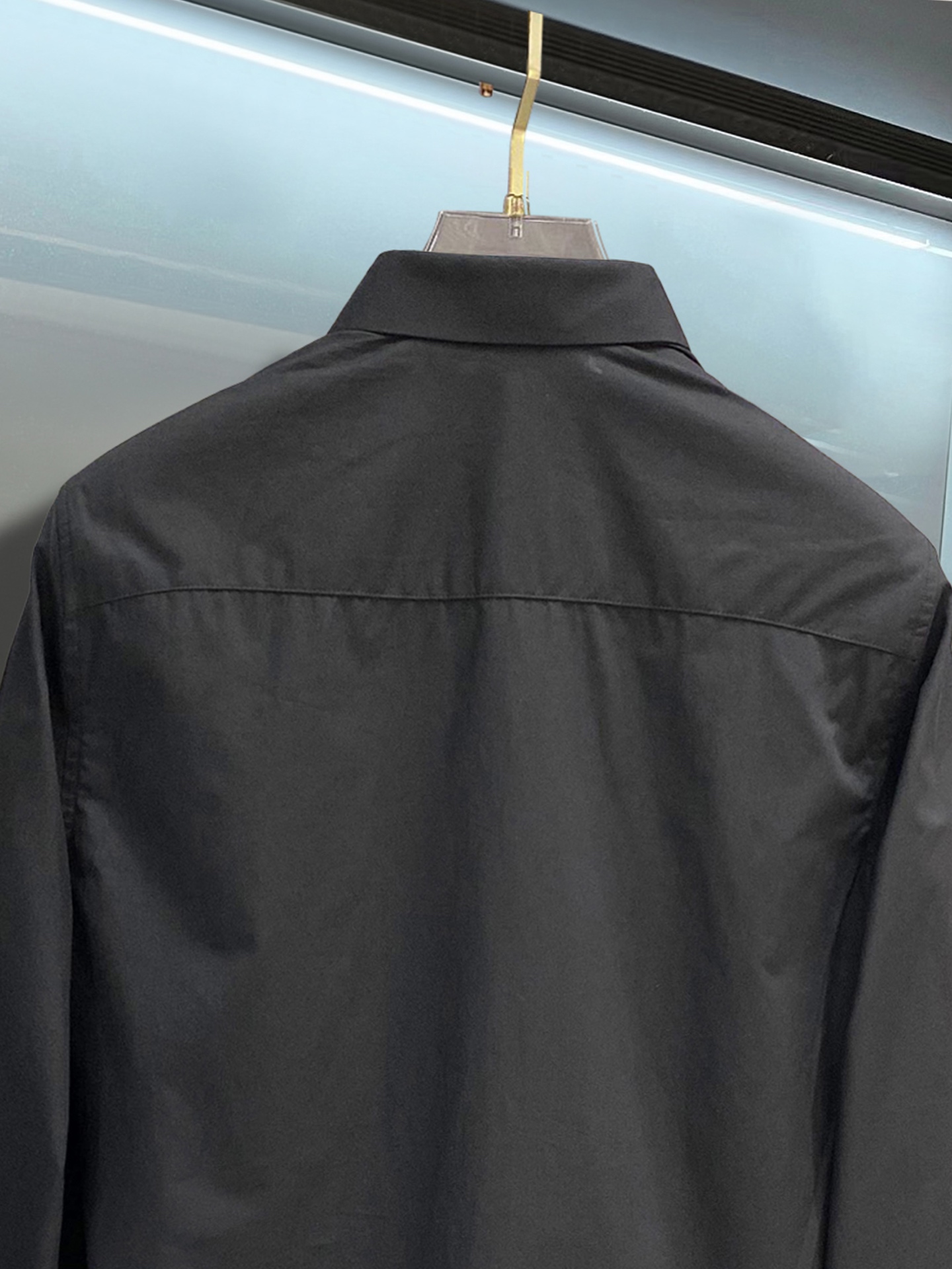 ￼ Celine 最新款男士必备款衬衫，100%天然棉，舒服透气，原单狠货，原版面料，柔软舒适，上身高端