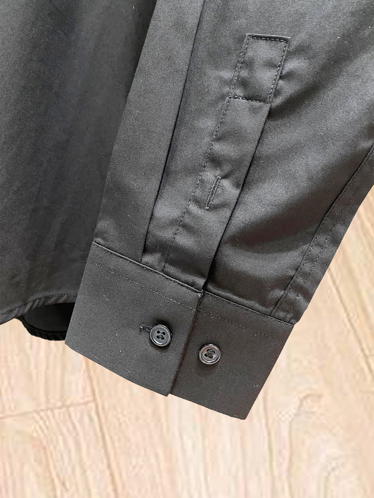 ￼ 路易威登 最新款男士必备款衬衫，100%天然棉，舒服透气，原单狠货，原版面料，柔软舒适，上身高端又奢