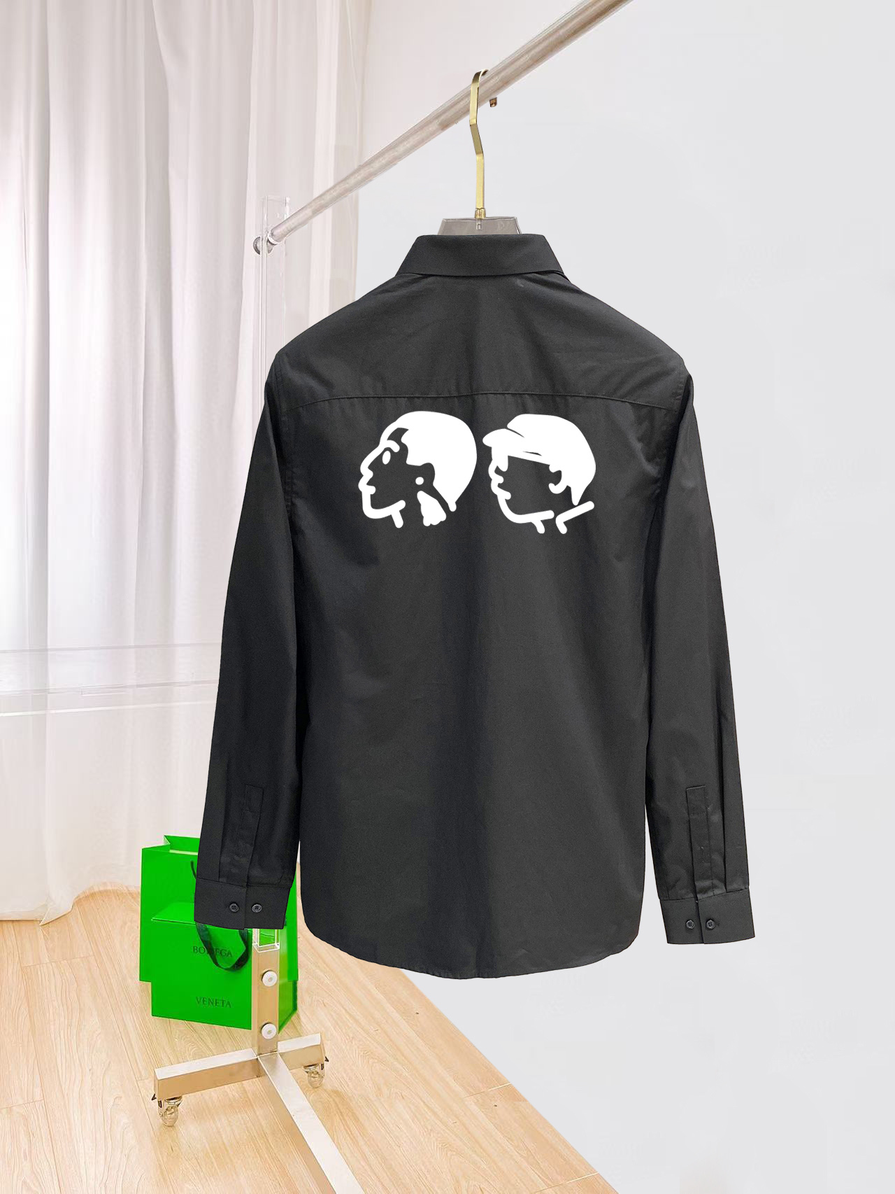 ￼ 路易威登 最新款男士必备款衬衫，100%天然棉，舒服透气，原单狠货，原版面料，柔软舒适，上身高端又奢