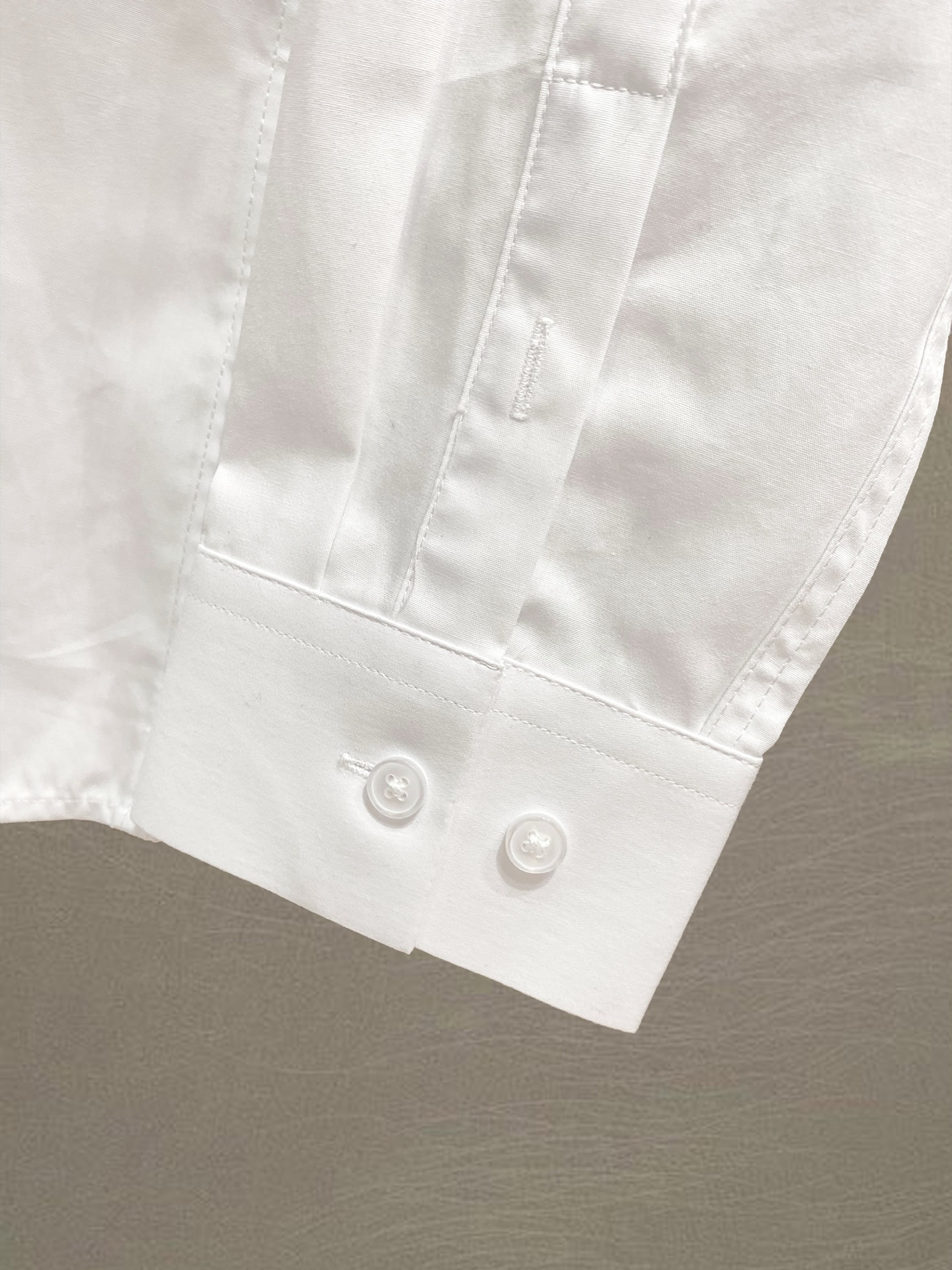 迪奥 最新款男士必备款衬衫，100%天然棉，舒服透气，原单狠货，原版面料，柔软舒适，上身高端又奢华，足够