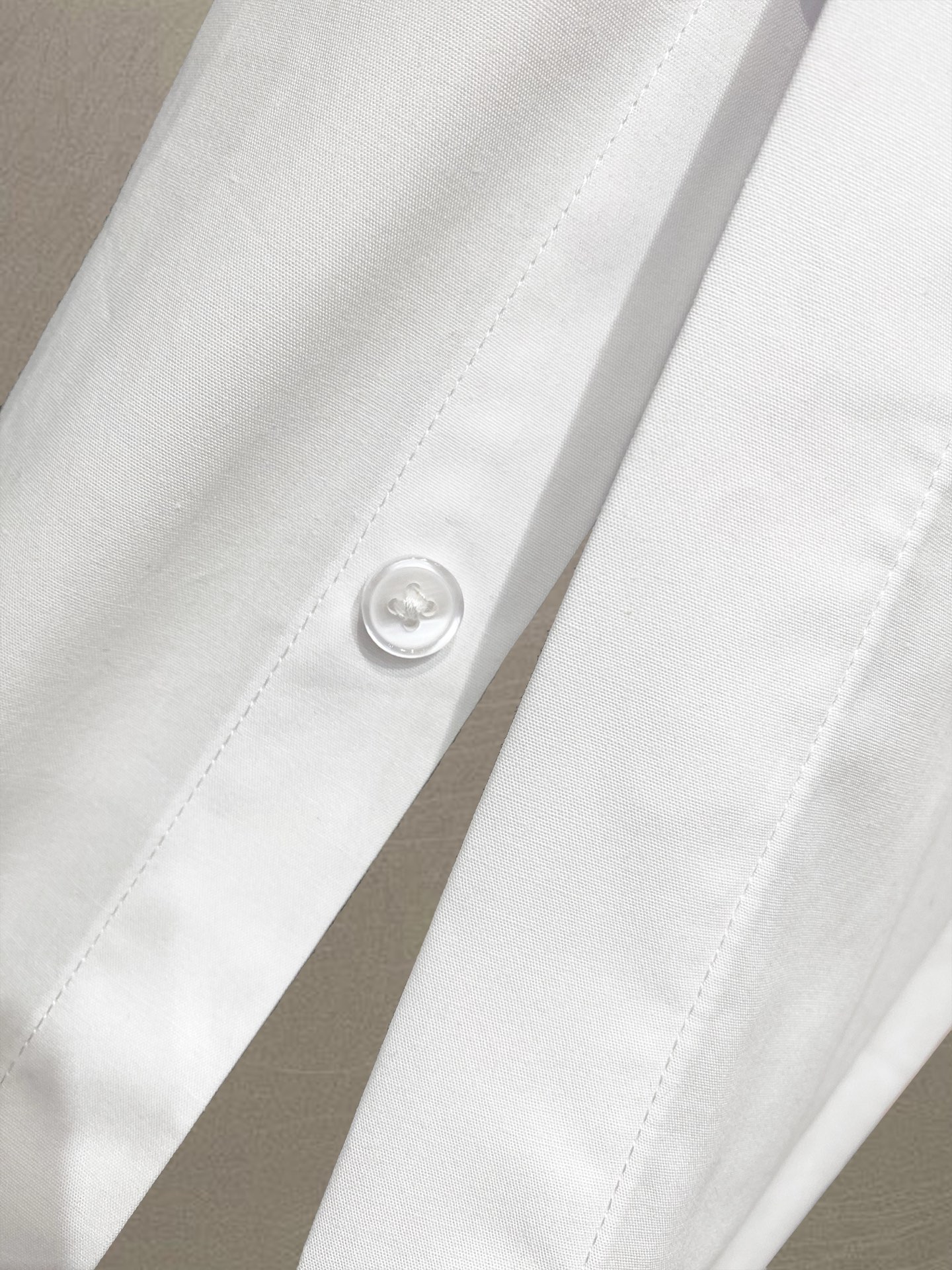 迪奥 最新款男士必备款衬衫，100%天然棉，舒服透气，原单狠货，原版面料，柔软舒适，上身高端又奢华，足够