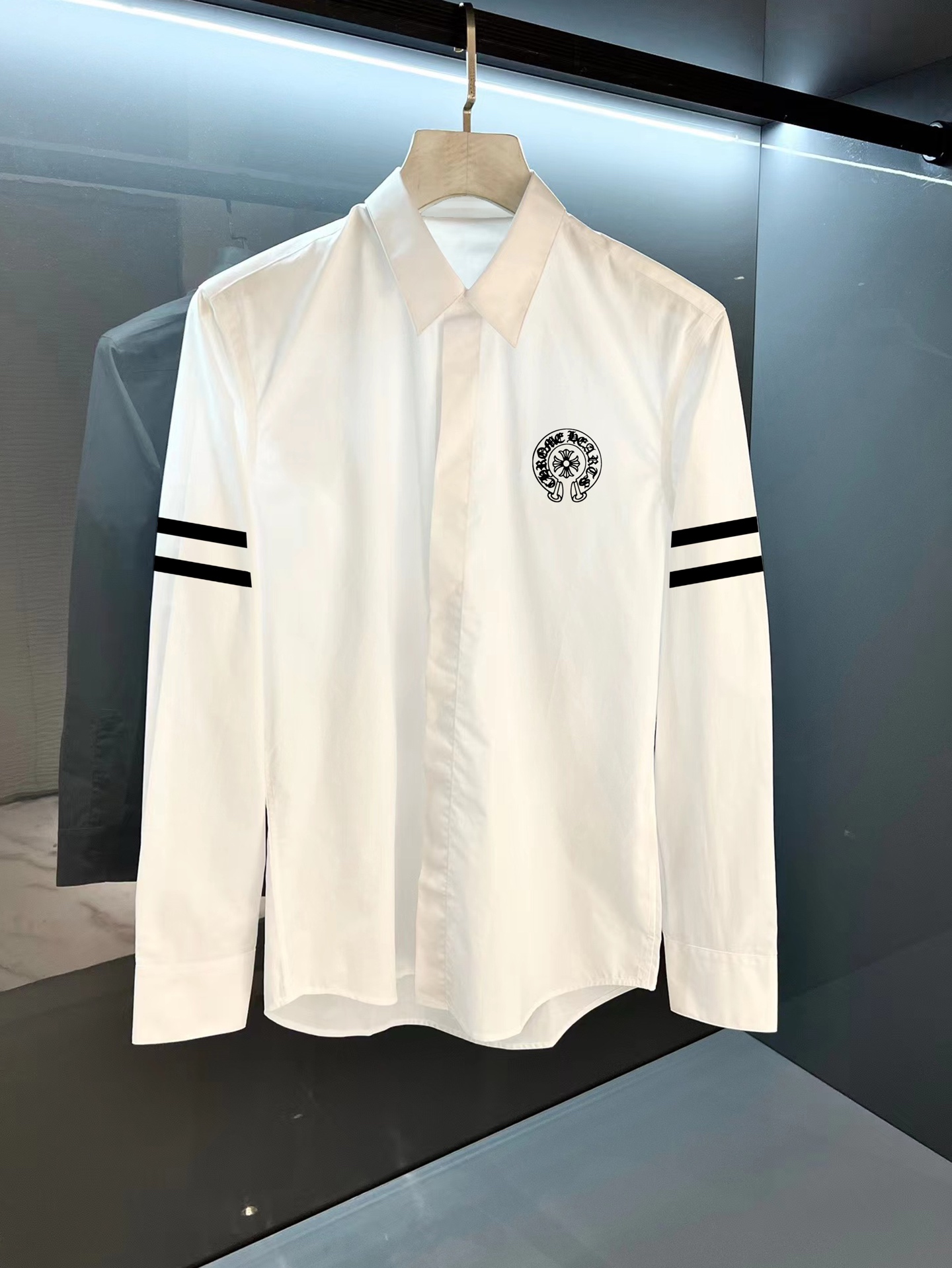 ￼ 克罗心 最新款男士必备款衬衫，100%天然棉，舒服透气，原单狠货，原版面料，柔软舒适，上身高端又奢华