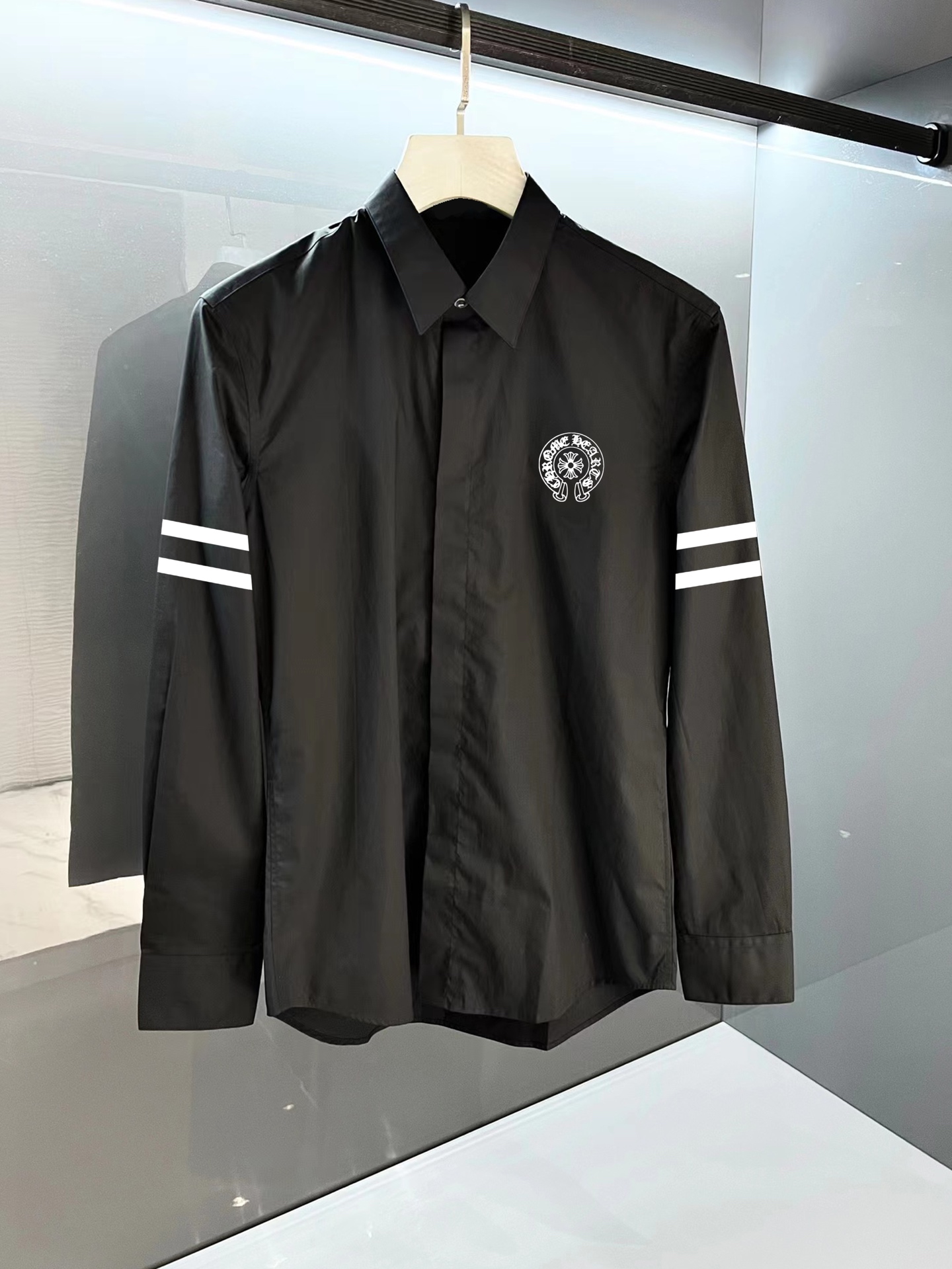 ￼ 克罗心 最新款男士必备款衬衫，100%天然棉，舒服透气，原单狠货，原版面料，柔软舒适，上身高端又奢华