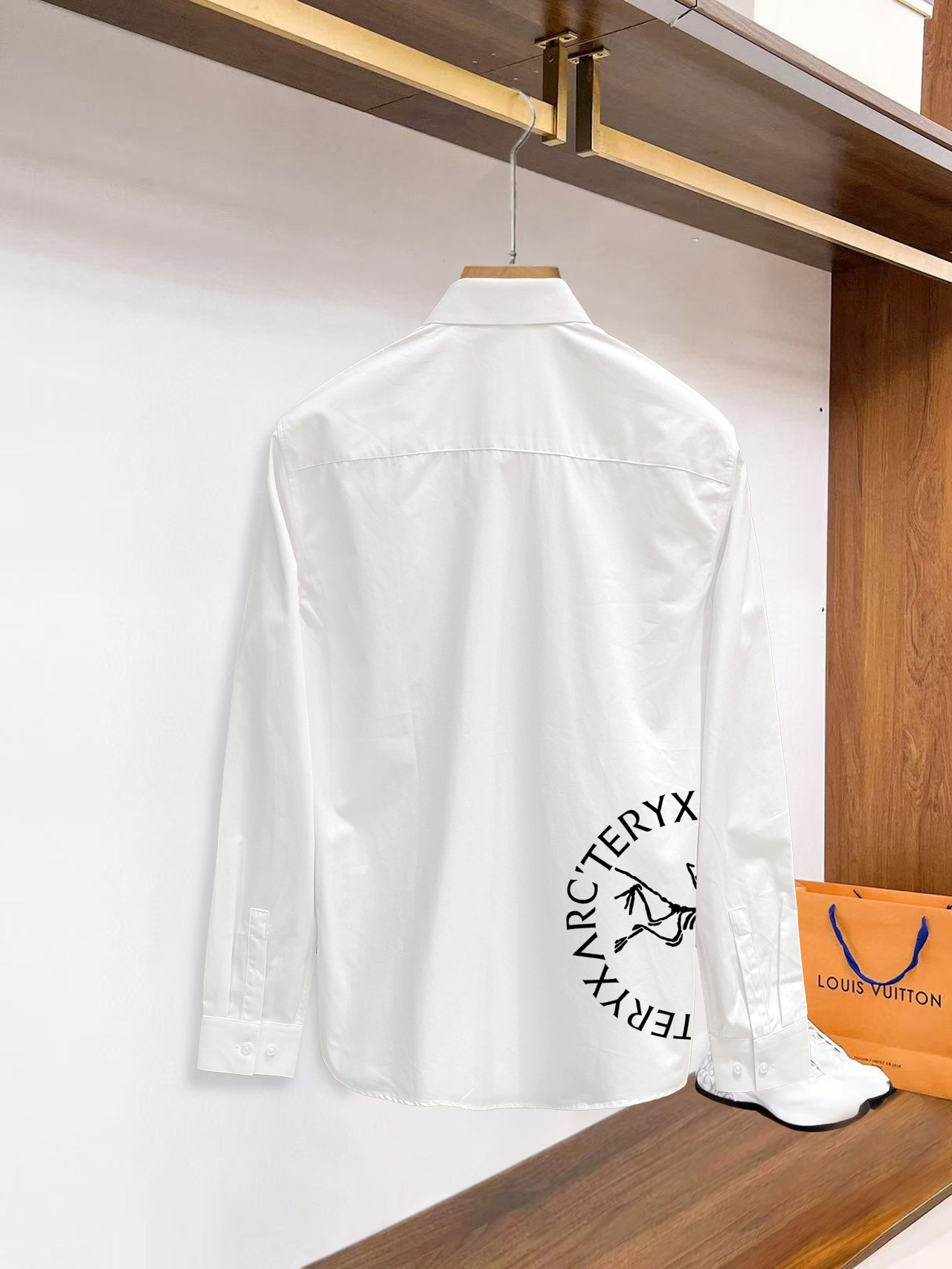 ￼ 始祖鸟 最新款男士必备款衬衫，100%天然棉，舒服透气，原单狠货，原版面料，柔软舒适，上身高端又奢华