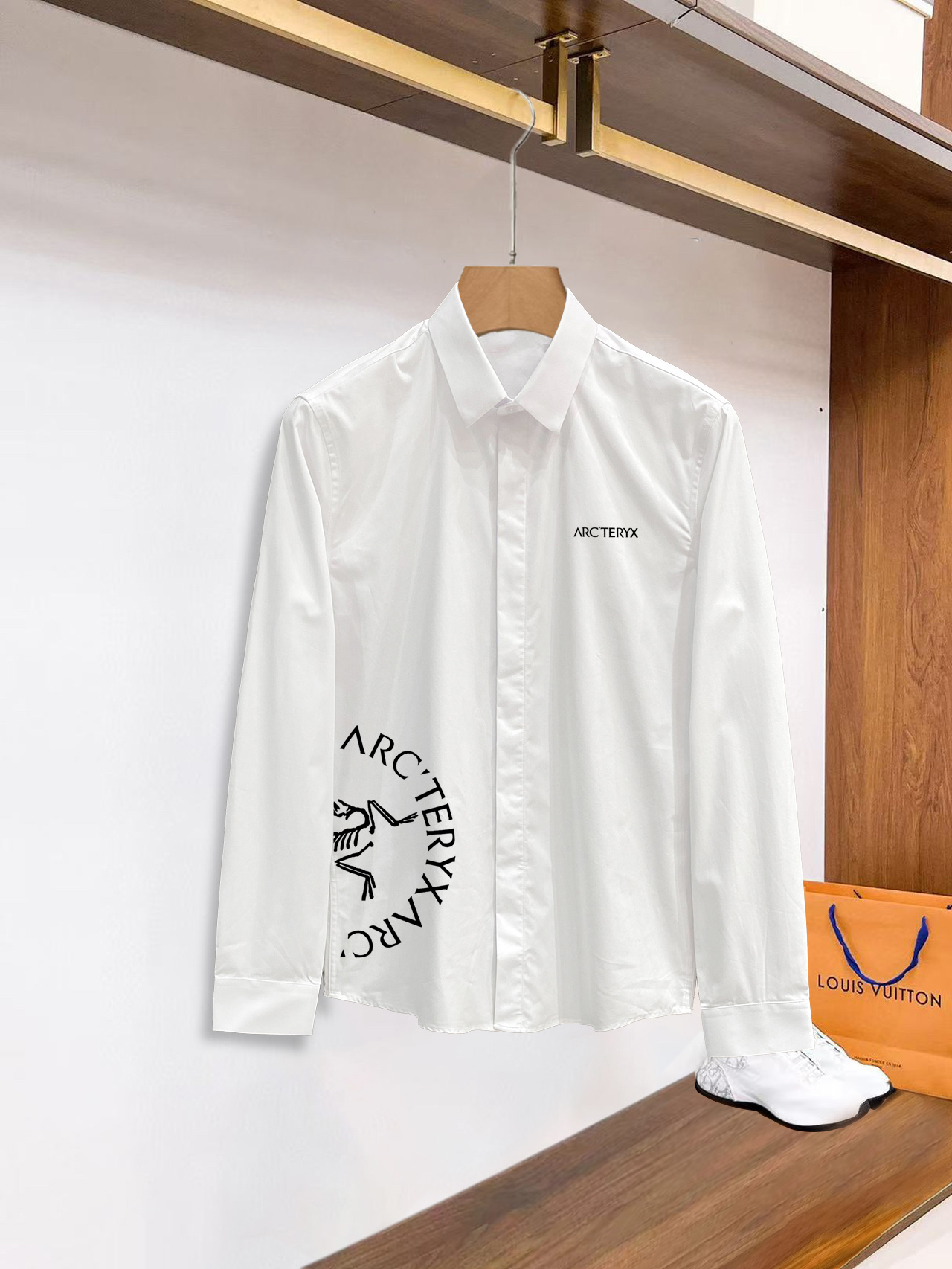 ￼ 始祖鸟 最新款男士必备款衬衫，100%天然棉，舒服透气，原单狠货，原版面料，柔软舒适，上身高端又奢华