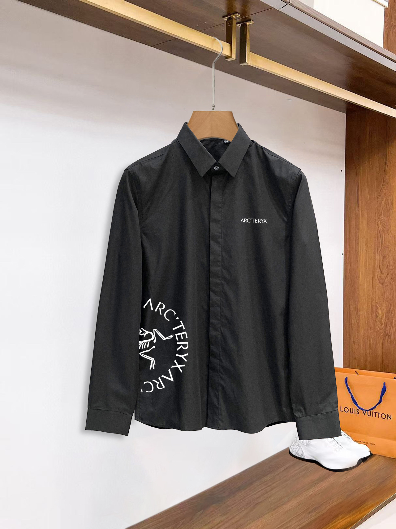 ￼ 始祖鸟 最新款男士必备款衬衫，100%天然棉，舒服透气，原单狠货，原版面料，柔软舒适，上身高端又奢华