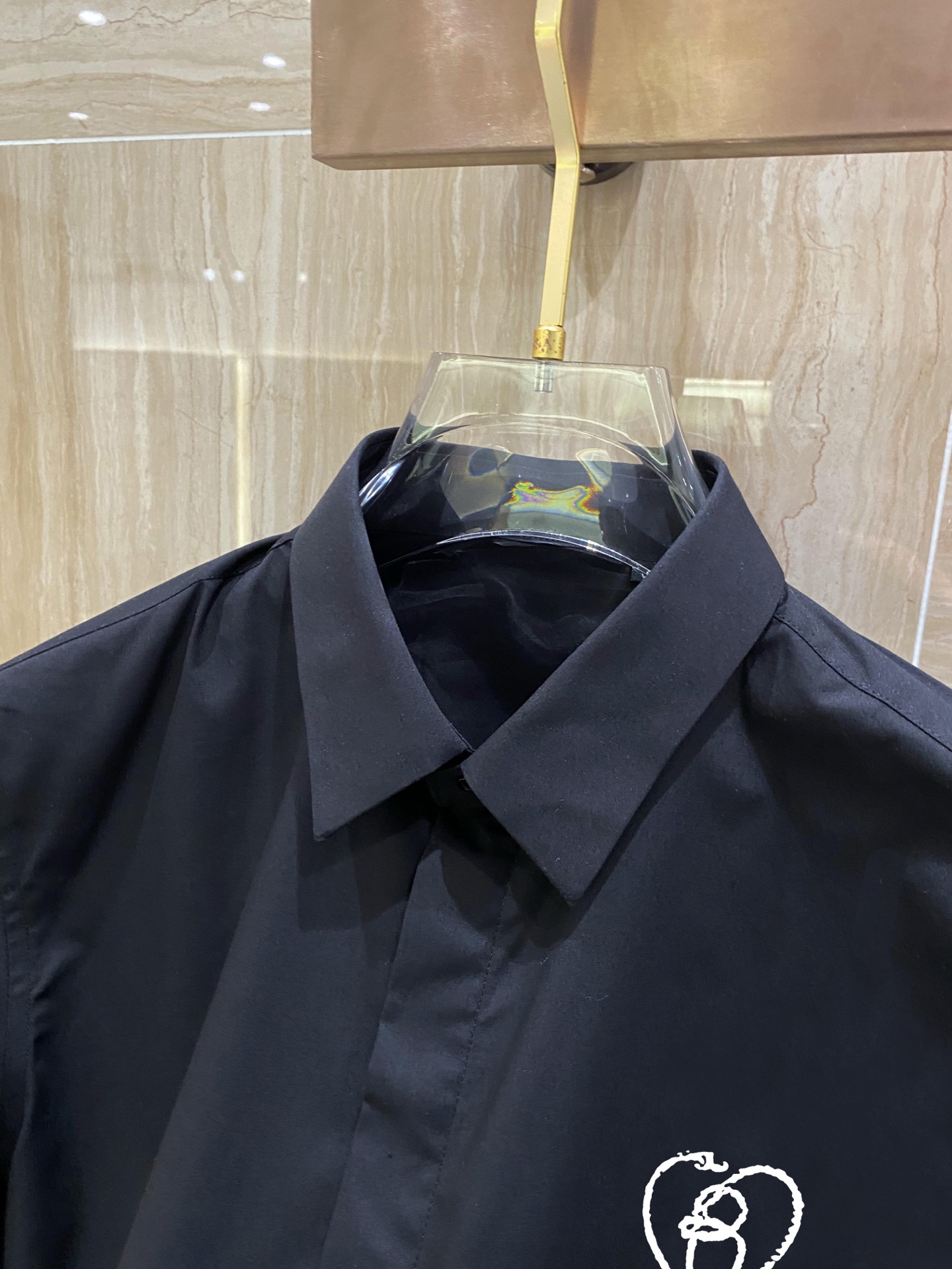 ￼ 巴宝莉 最新款男士必备款衬衫，100%天然棉，舒服透气，原单狠货，原版面料，柔软舒适，上身高端又奢华