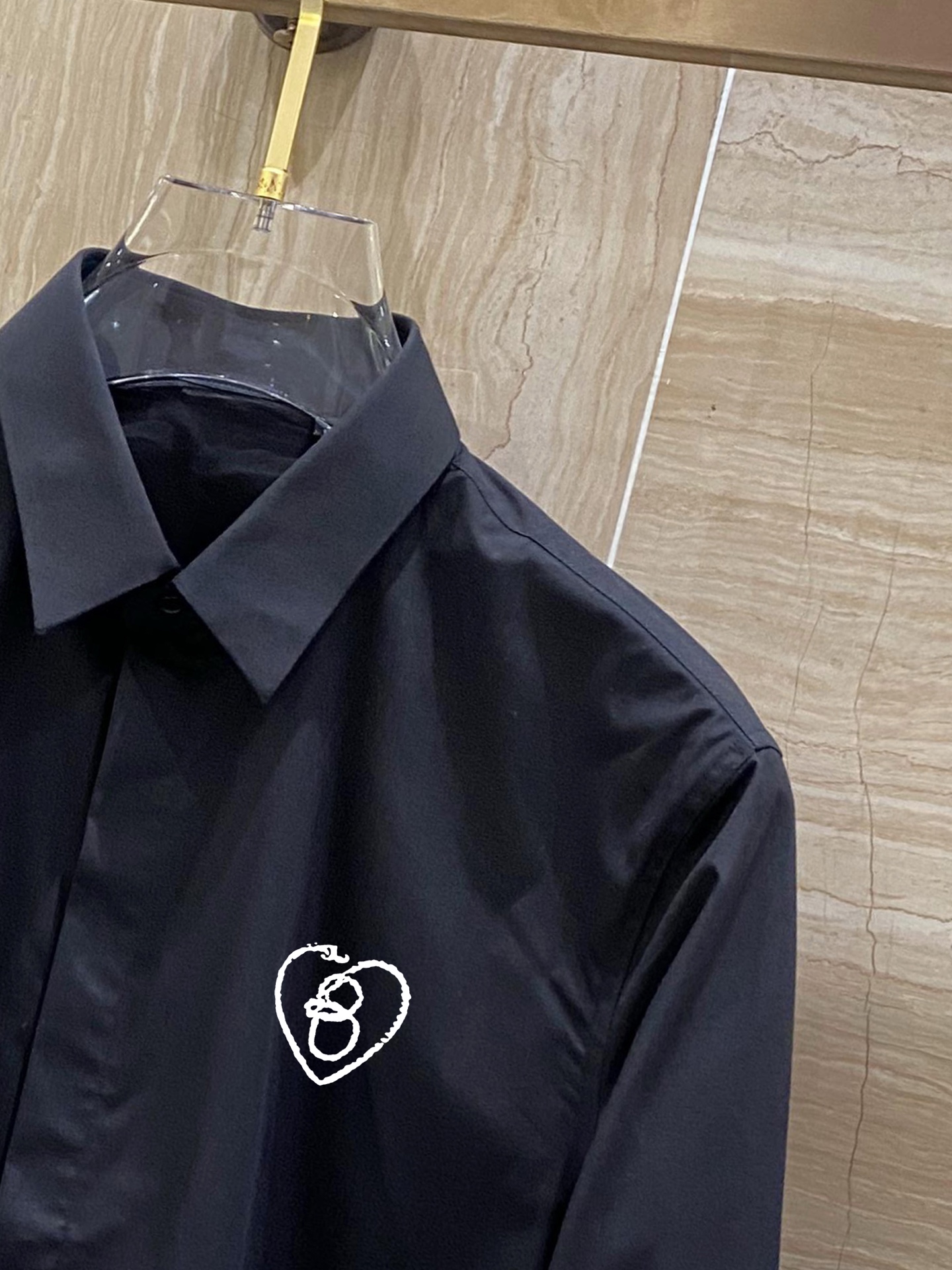 ￼ 巴宝莉 最新款男士必备款衬衫，100%天然棉，舒服透气，原单狠货，原版面料，柔软舒适，上身高端又奢华