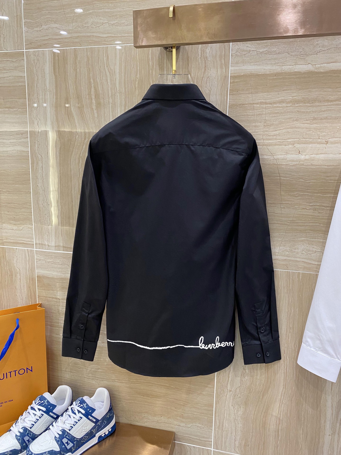 ￼ 巴宝莉 最新款男士必备款衬衫，100%天然棉，舒服透气，原单狠货，原版面料，柔软舒适，上身高端又奢华