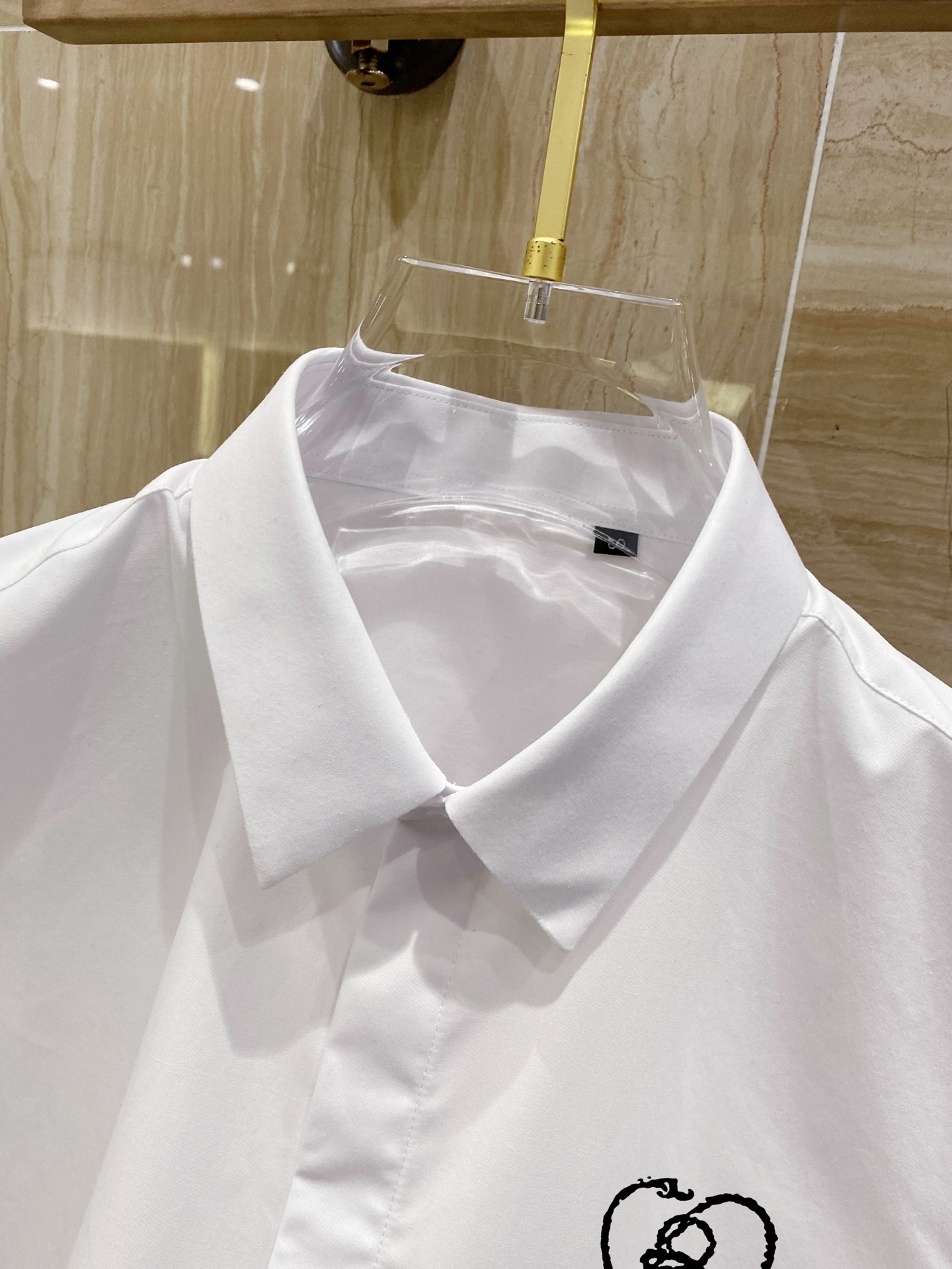 ￼ 巴宝莉 最新款男士必备款衬衫，100%天然棉，舒服透气，原单狠货，原版面料，柔软舒适，上身高端又奢华