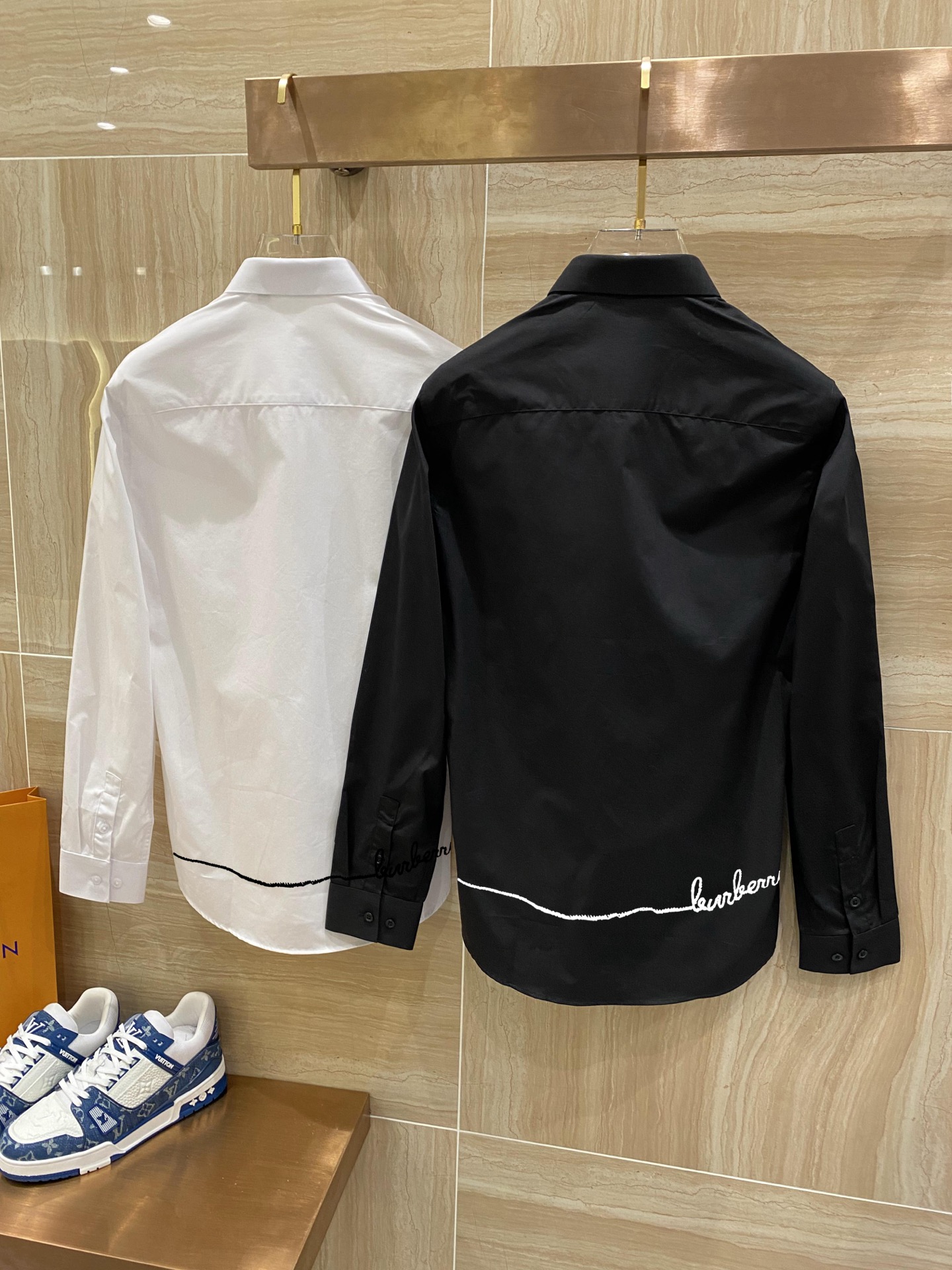 ￼ 巴宝莉 最新款男士必备款衬衫，100%天然棉，舒服透气，原单狠货，原版面料，柔软舒适，上身高端又奢华