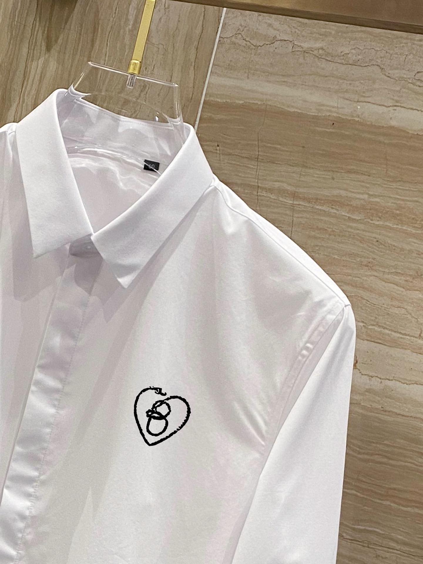 ￼ 巴宝莉 最新款男士必备款衬衫，100%天然棉，舒服透气，原单狠货，原版面料，柔软舒适，上身高端又奢华