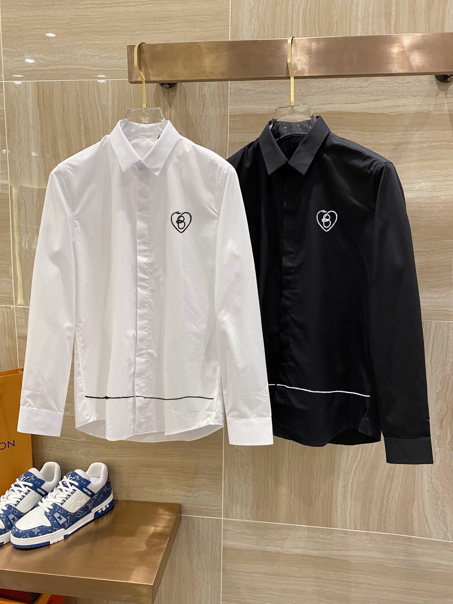 ￼ 巴宝莉 最新款男士必备款衬衫，100%天然棉，舒服透气，原单狠货，原版面料，柔软舒适，上身高端又奢华