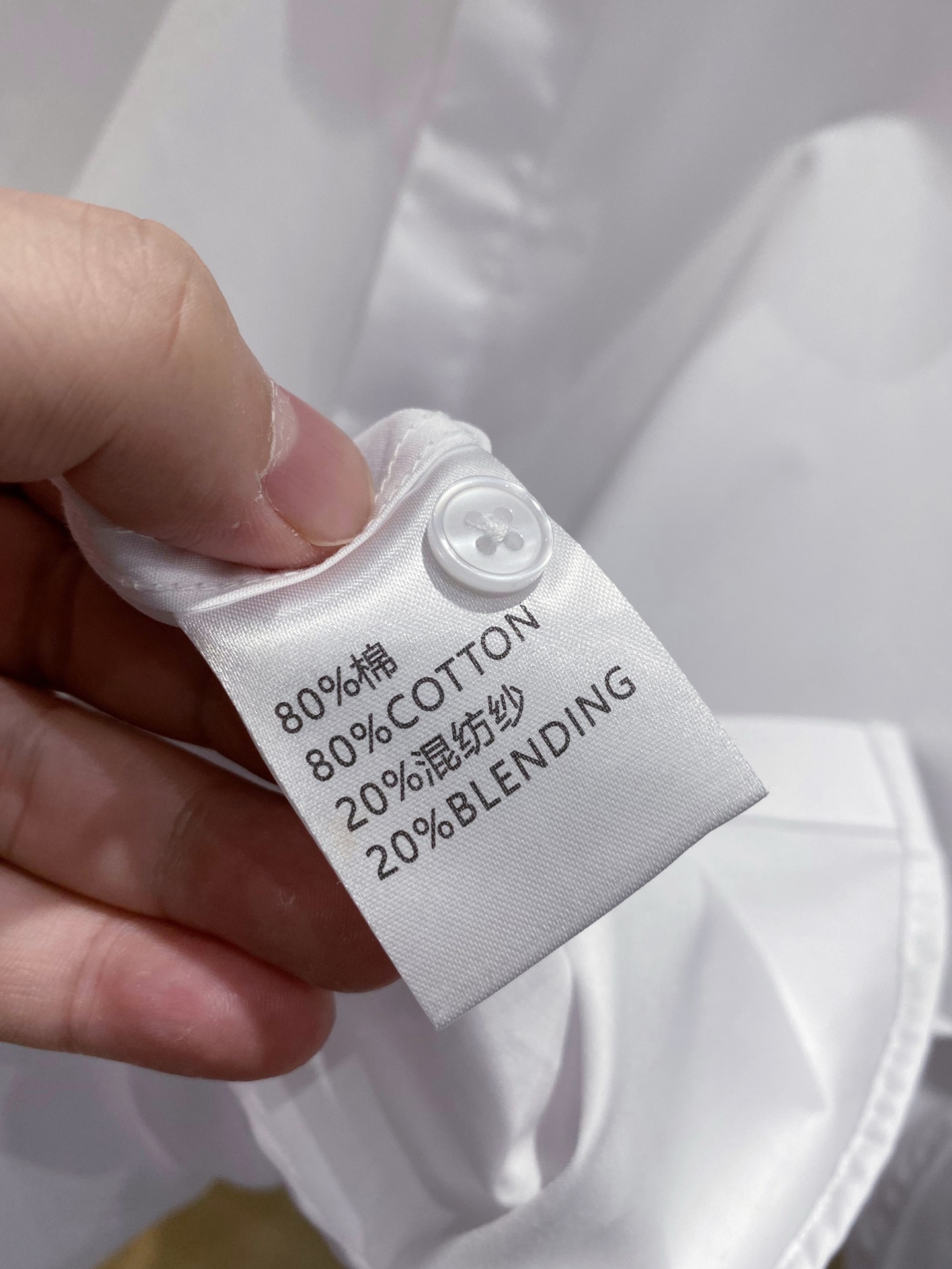 ￼ 巴宝莉 最新款男士必备款衬衫，100%天然棉，舒服透气，原单狠货，原版面料，柔软舒适，上身高端又奢华