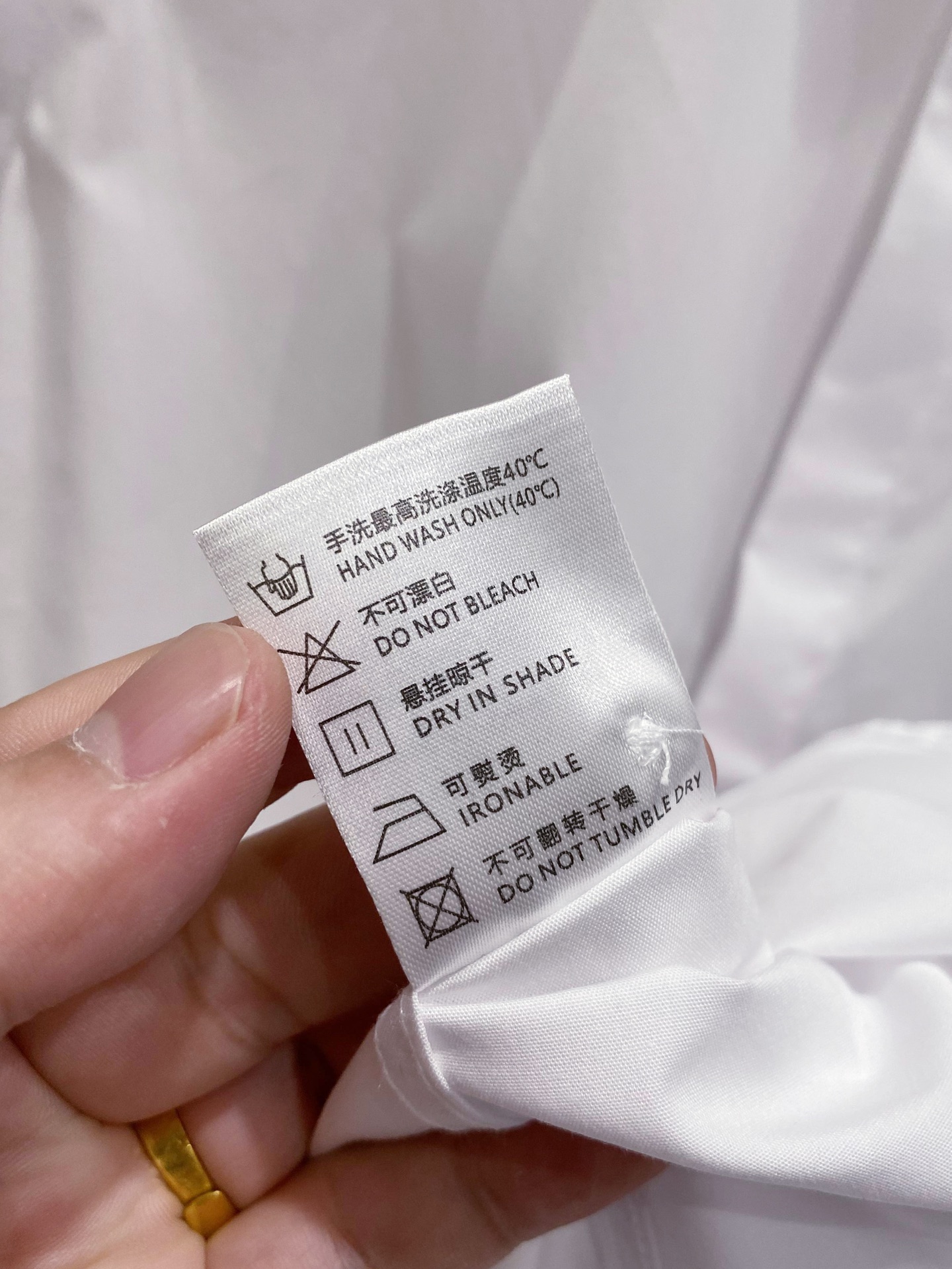 ￼ 巴宝莉 最新款男士必备款衬衫，100%天然棉，舒服透气，原单狠货，原版面料，柔软舒适，上身高端又奢华