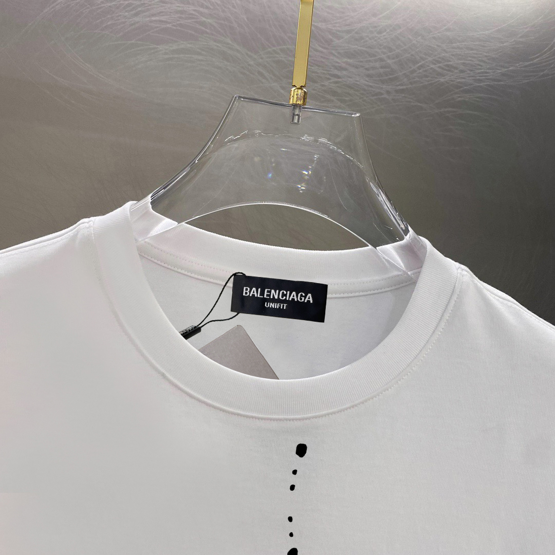 ￼ ￼ ￼ ￼ ￼ 巴黎世家 新款字母印花双层重工短袖T桖 字母图案不管是T桖还是卫衣都是每年的爆款单品