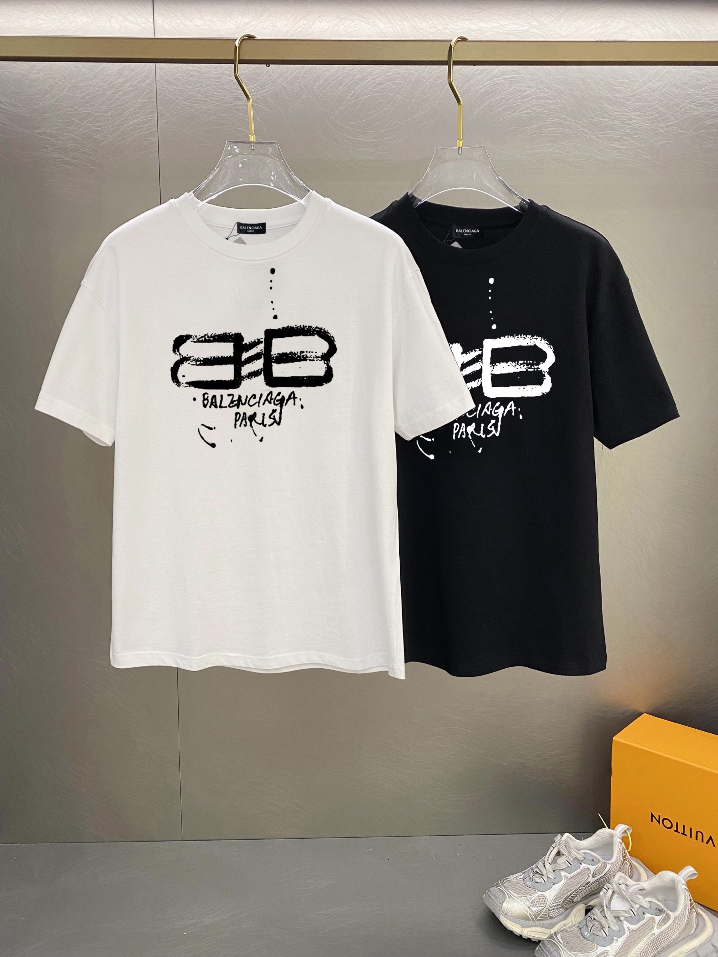 ￼ ￼ ￼ ￼ ￼ 巴黎世家 新款字母印花双层重工短袖T桖 字母图案不管是T桖还是卫衣都是每年的爆款单品