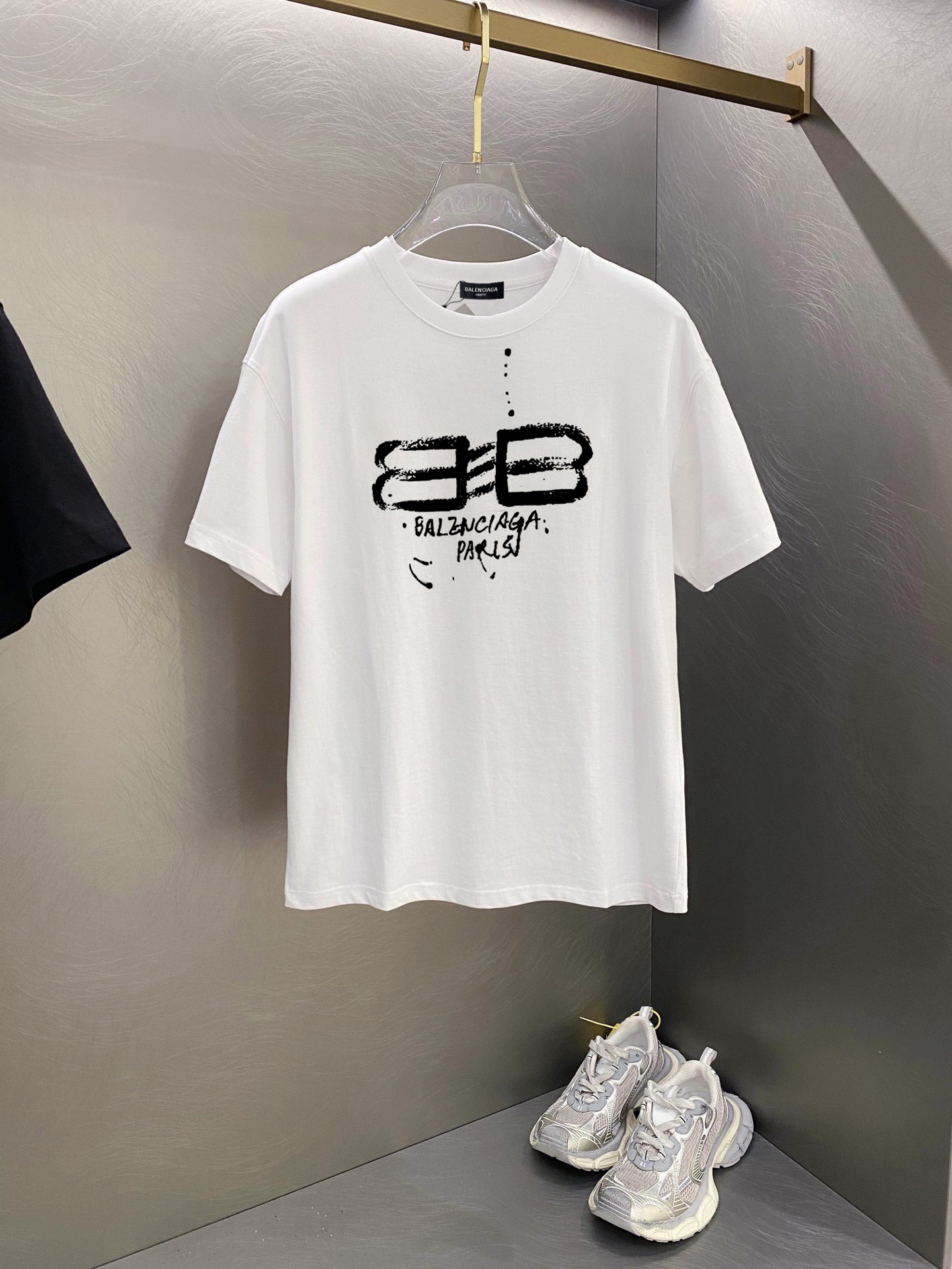 ￼ ￼ ￼ ￼ ￼ 巴黎世家 新款字母印花双层重工短袖T桖 字母图案不管是T桖还是卫衣都是每年的爆款单品