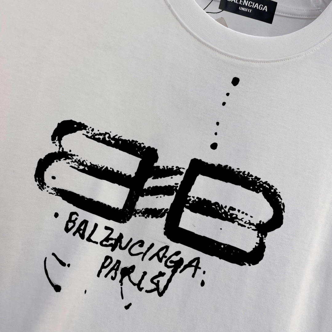 ￼ ￼ ￼ ￼ ￼ 巴黎世家 新款字母印花双层重工短袖T桖 字母图案不管是T桖还是卫衣都是每年的爆款单品