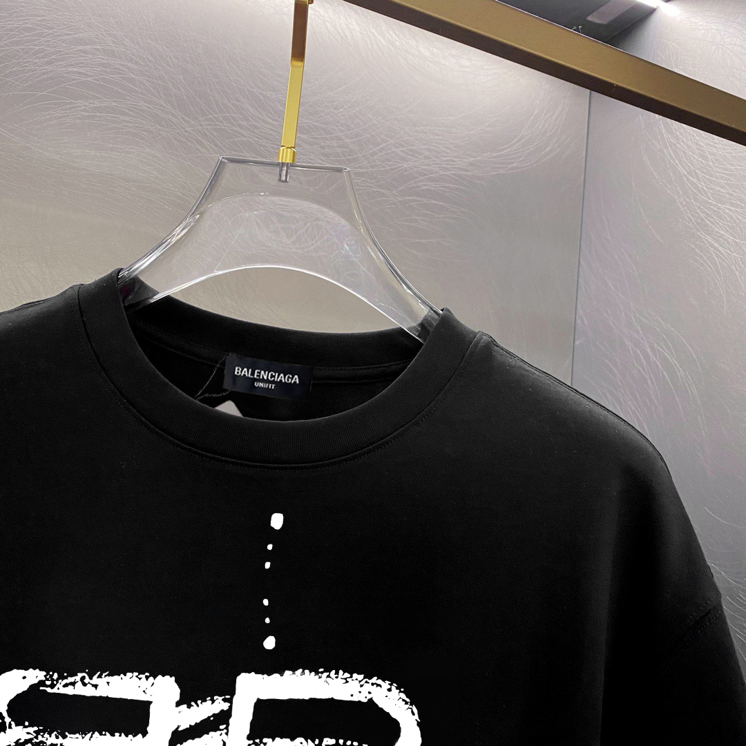 ￼ ￼ ￼ ￼ ￼ 巴黎世家 新款字母印花双层重工短袖T桖 字母图案不管是T桖还是卫衣都是每年的爆款单品