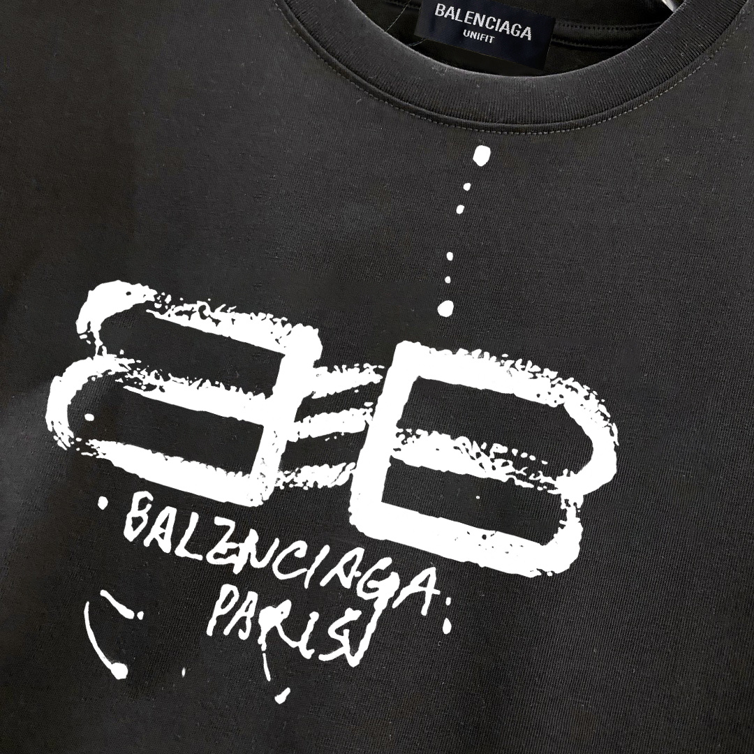 ￼ ￼ ￼ ￼ ￼ 巴黎世家 新款字母印花双层重工短袖T桖 字母图案不管是T桖还是卫衣都是每年的爆款单品