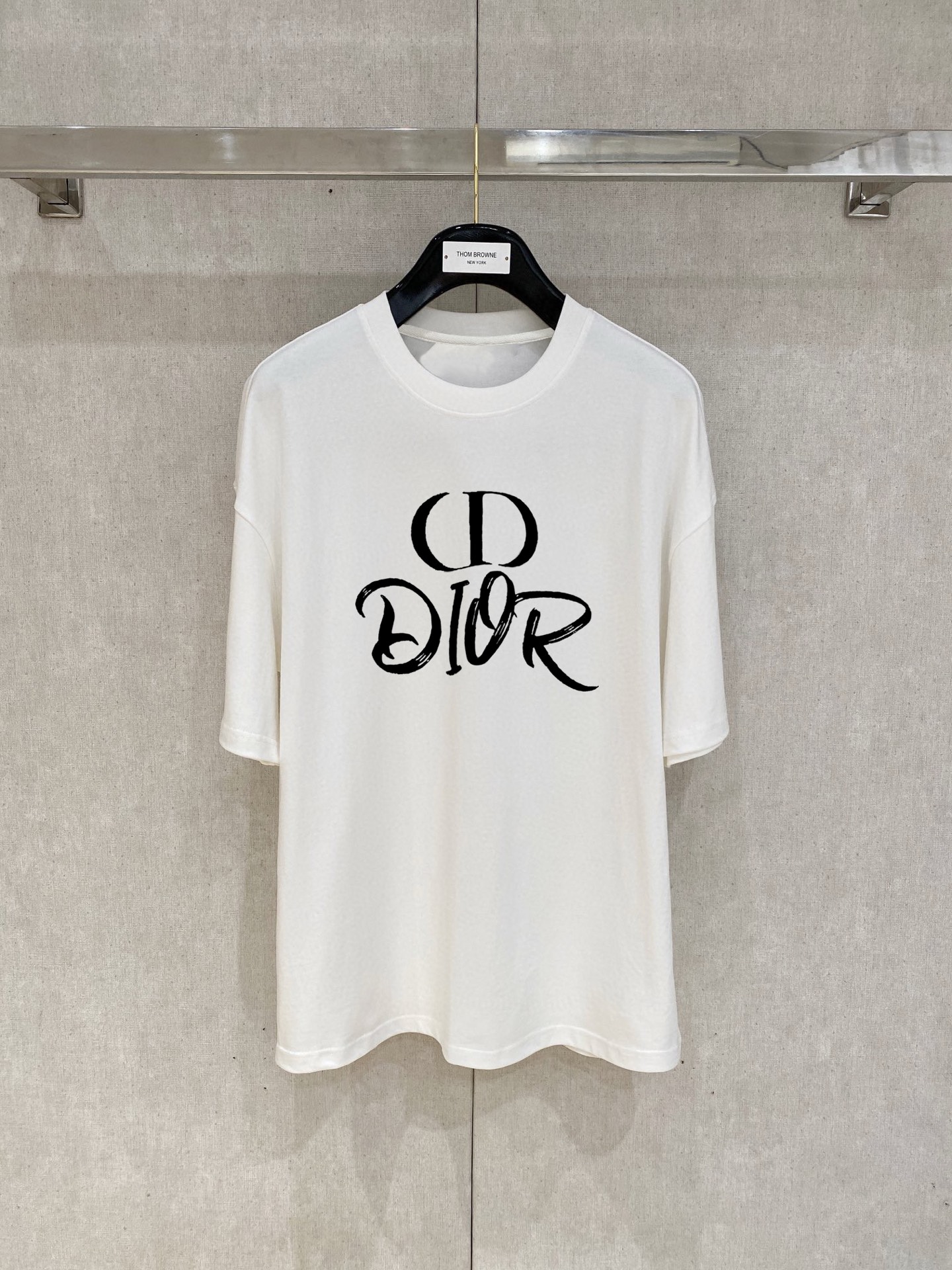 ￼ ￼ ￼ ￼ ￼ 迪奥 新款字母印花双层重工短袖T桖 字母图案不管是T桖还是卫衣都是每年的爆款单品 前