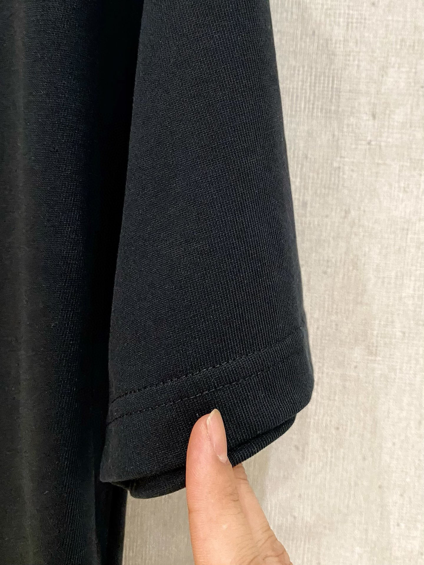 ￼ ￼ ￼ ￼ ￼ 迪奥 新款字母印花双层重工短袖T桖 字母图案不管是T桖还是卫衣都是每年的爆款单品 前