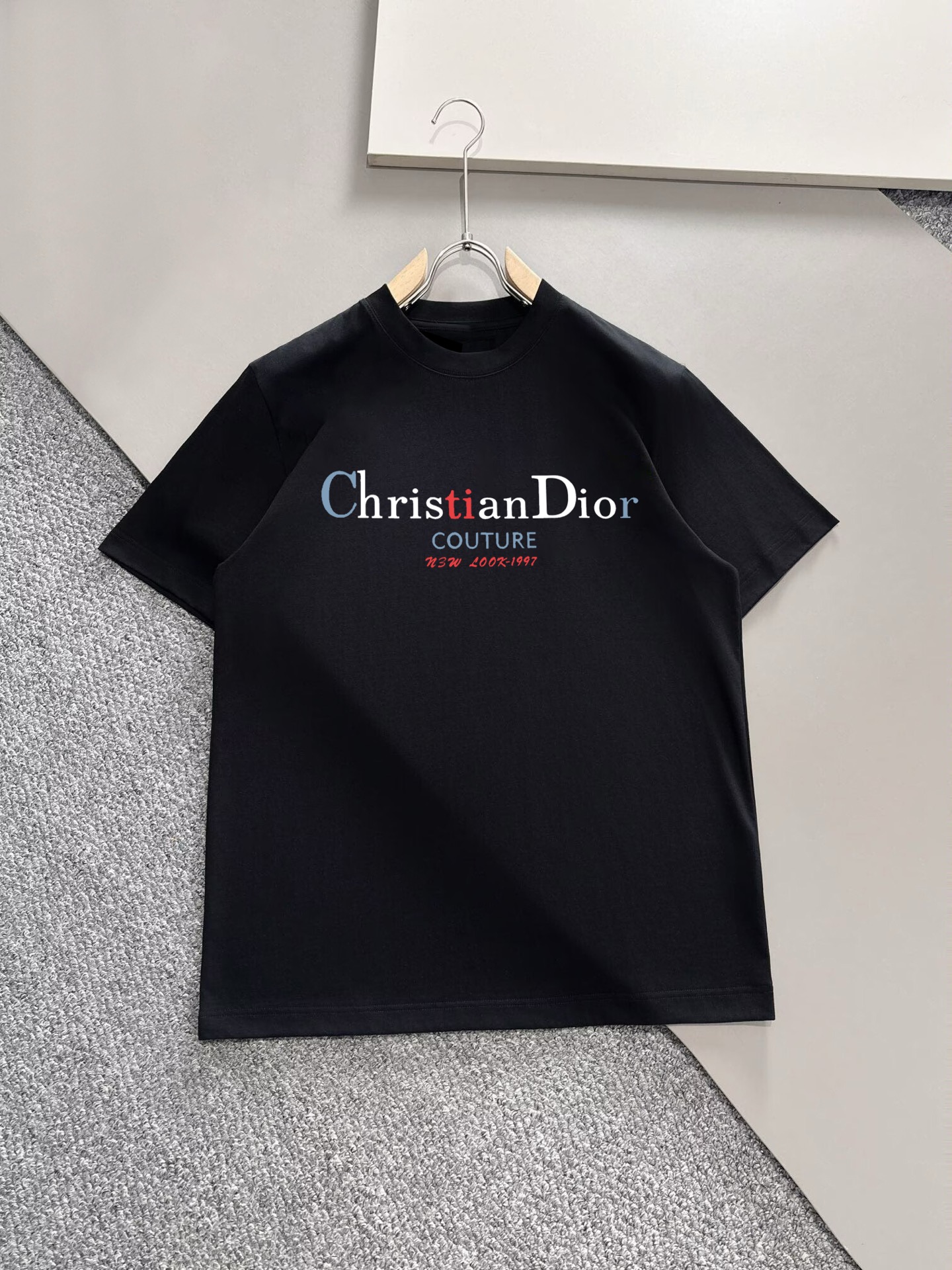 ￼ ￼ ￼ ￼ ￼ 迪奥 新款字母印花双层重工短袖T桖 字母图案不管是T桖还是卫衣都是每年的爆款单品 前